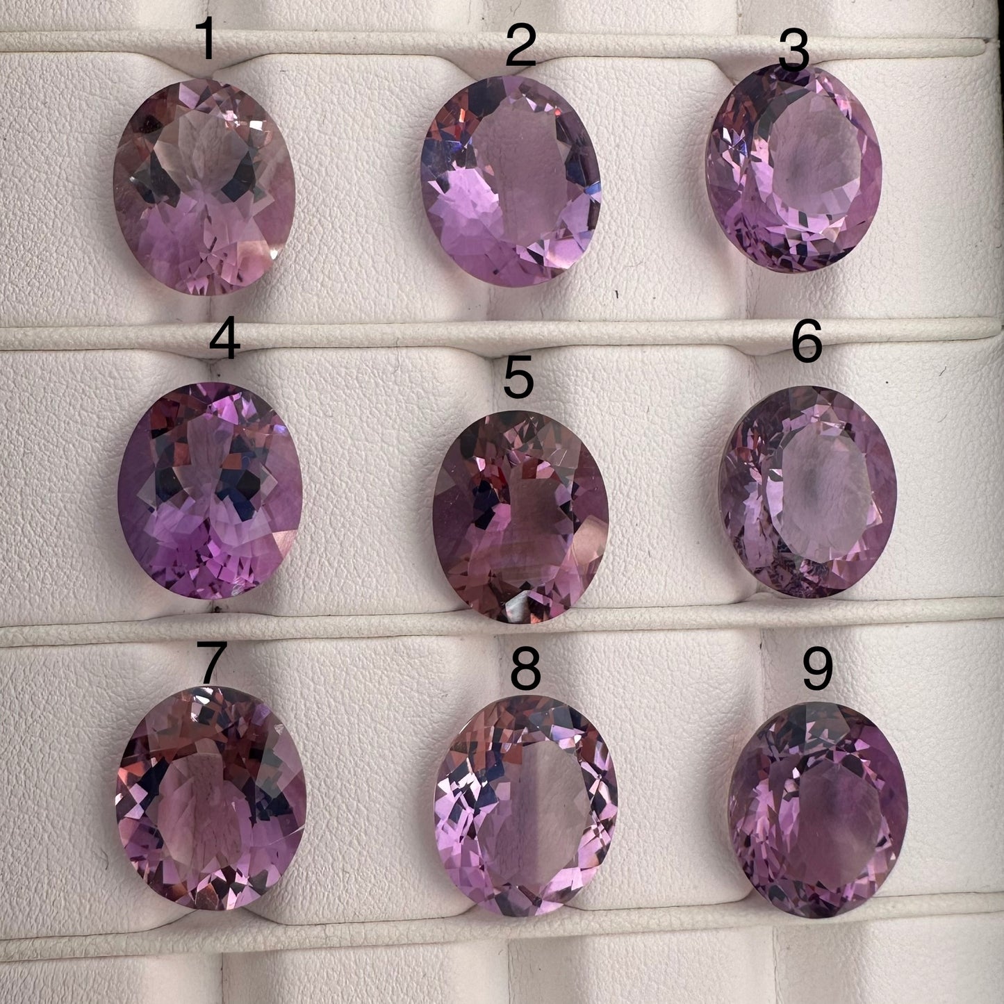 Faszinierende ovale Form aus violettem Amethyst mit schimmernden Facetten