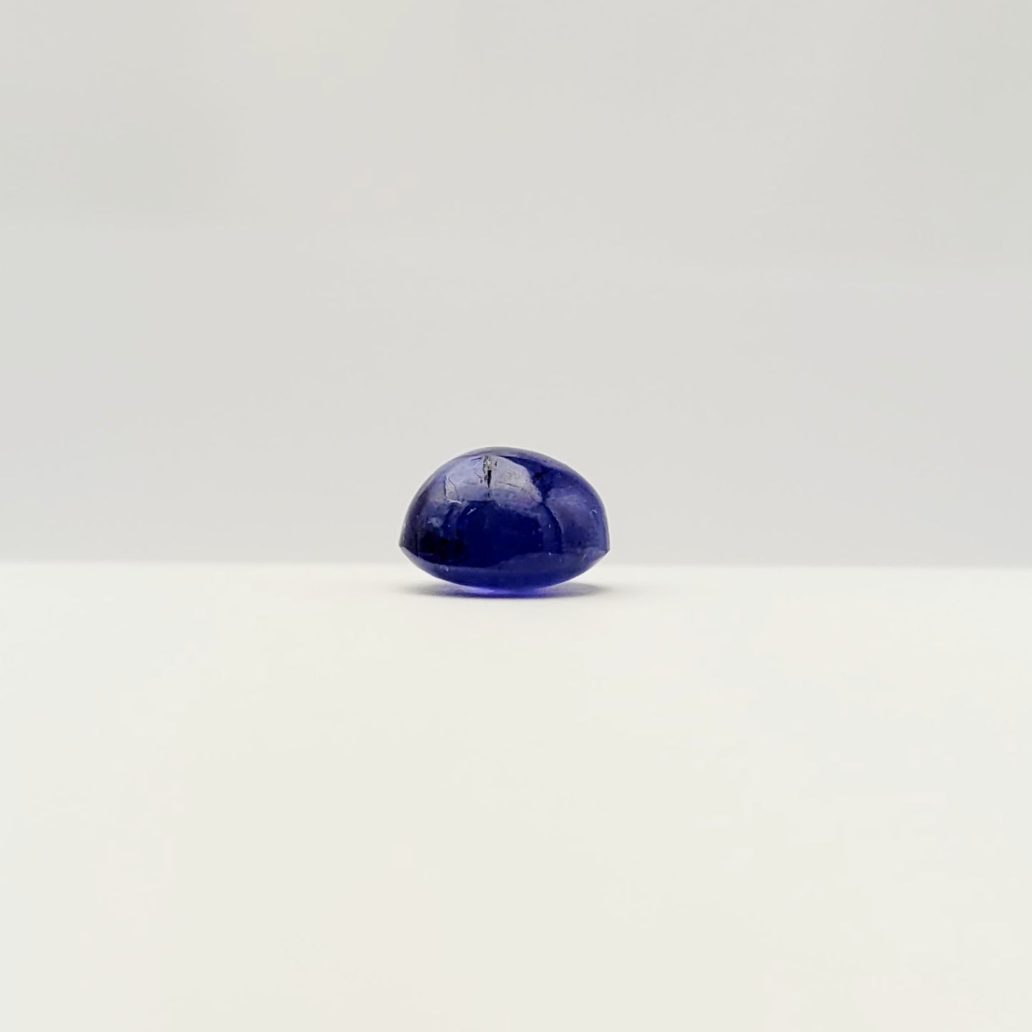 Fein gearbeiteter dunkelblauer Tansanit-Cabochon, rund