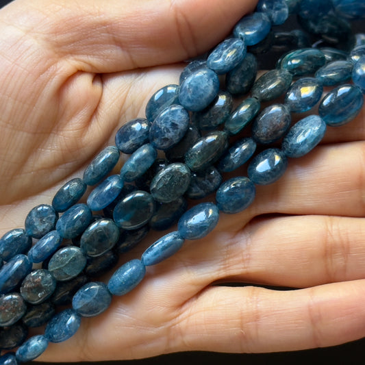 Glatte ovale natürliche handgeschliffene Apatitperlen in tiefen Blautönen
