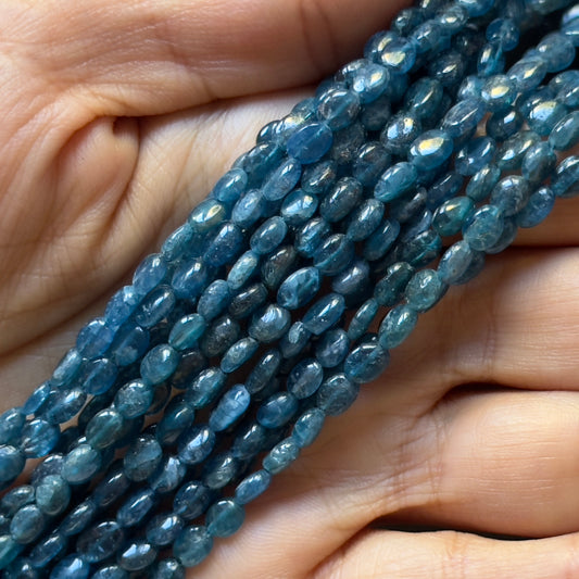 Ovale natürliche handgeschliffene Apatitperlen, tiefblaue Farbtöne, poliert