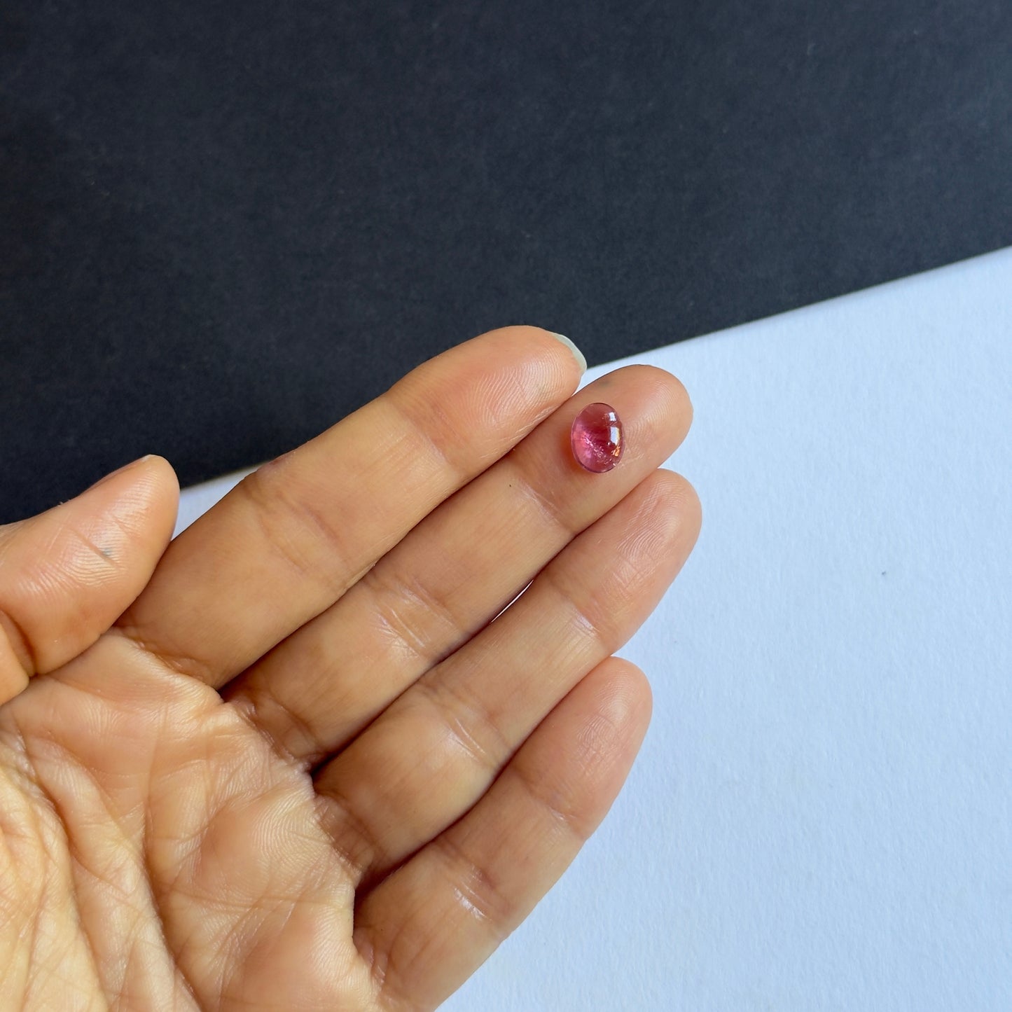 Zarte Schönheit mit exquisitem hellrosa ovalem Turmalin-Cabochon 1,49 ct