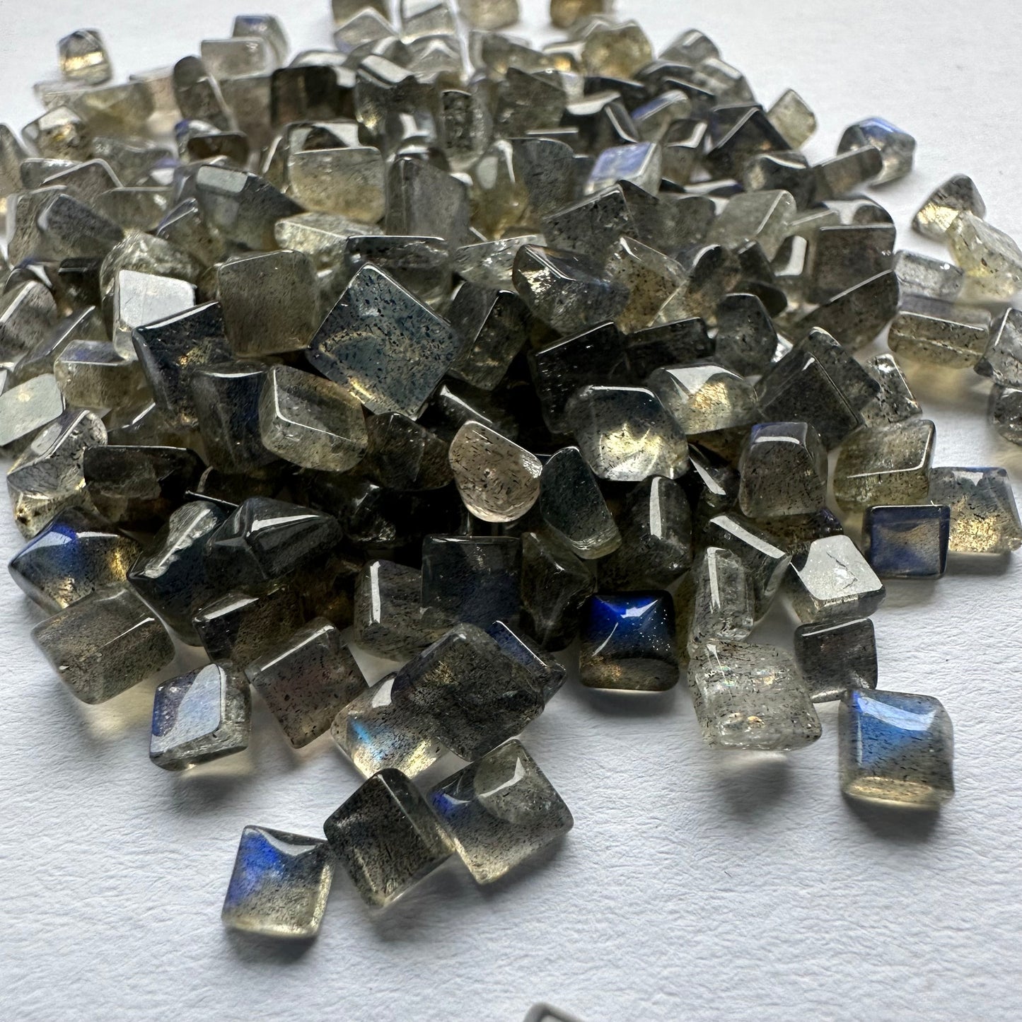 Labradorit, quadratischer Cabochon, glänzende blaue Opaleszenz, 29 g pro Beutel