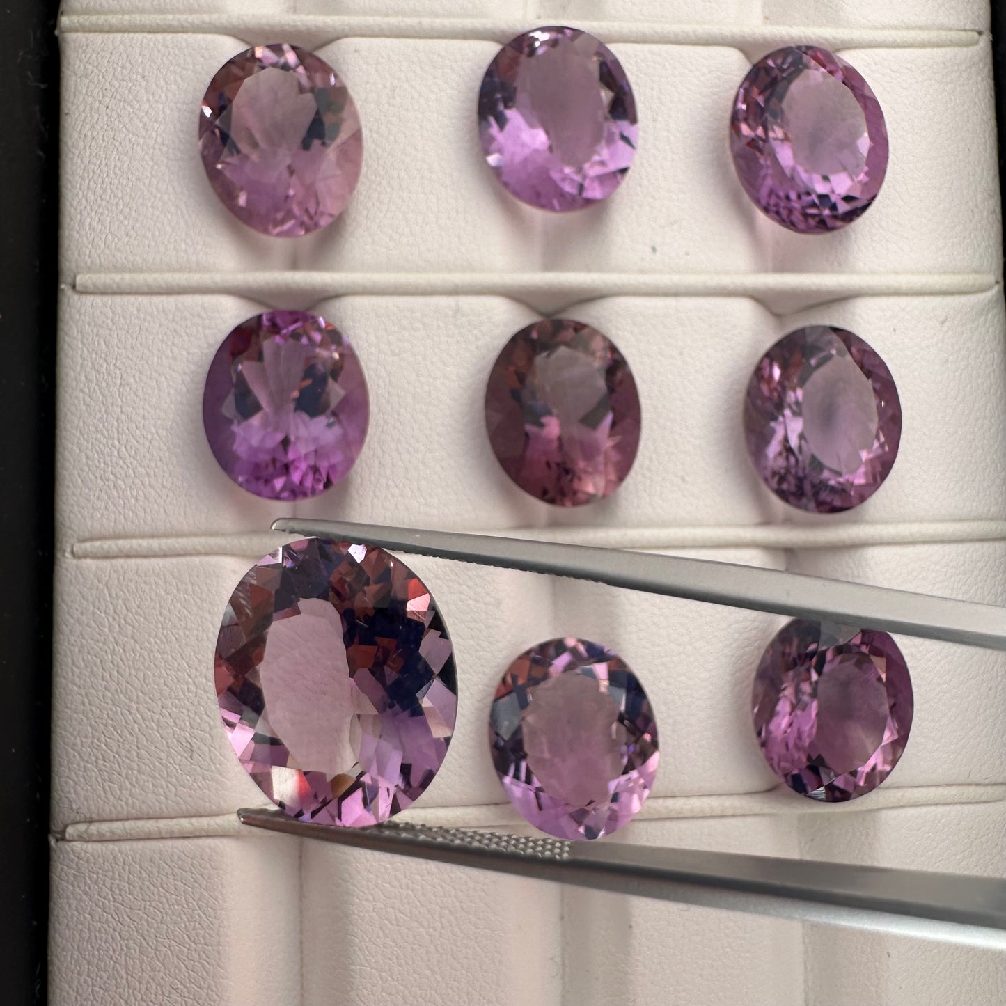 Faszinierende ovale Form aus violettem Amethyst mit schimmernden Facetten