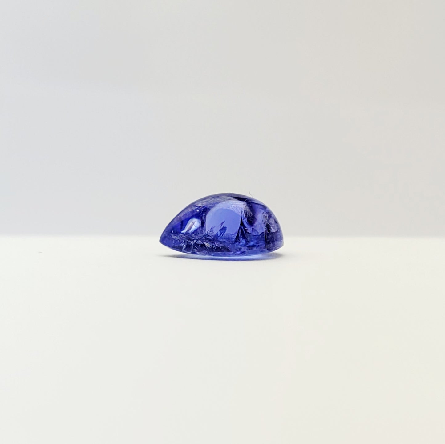 Tropfenförmiger Tansanit-Cabochon mit atemberaubender blauer, glänzend polierter Oberfläche