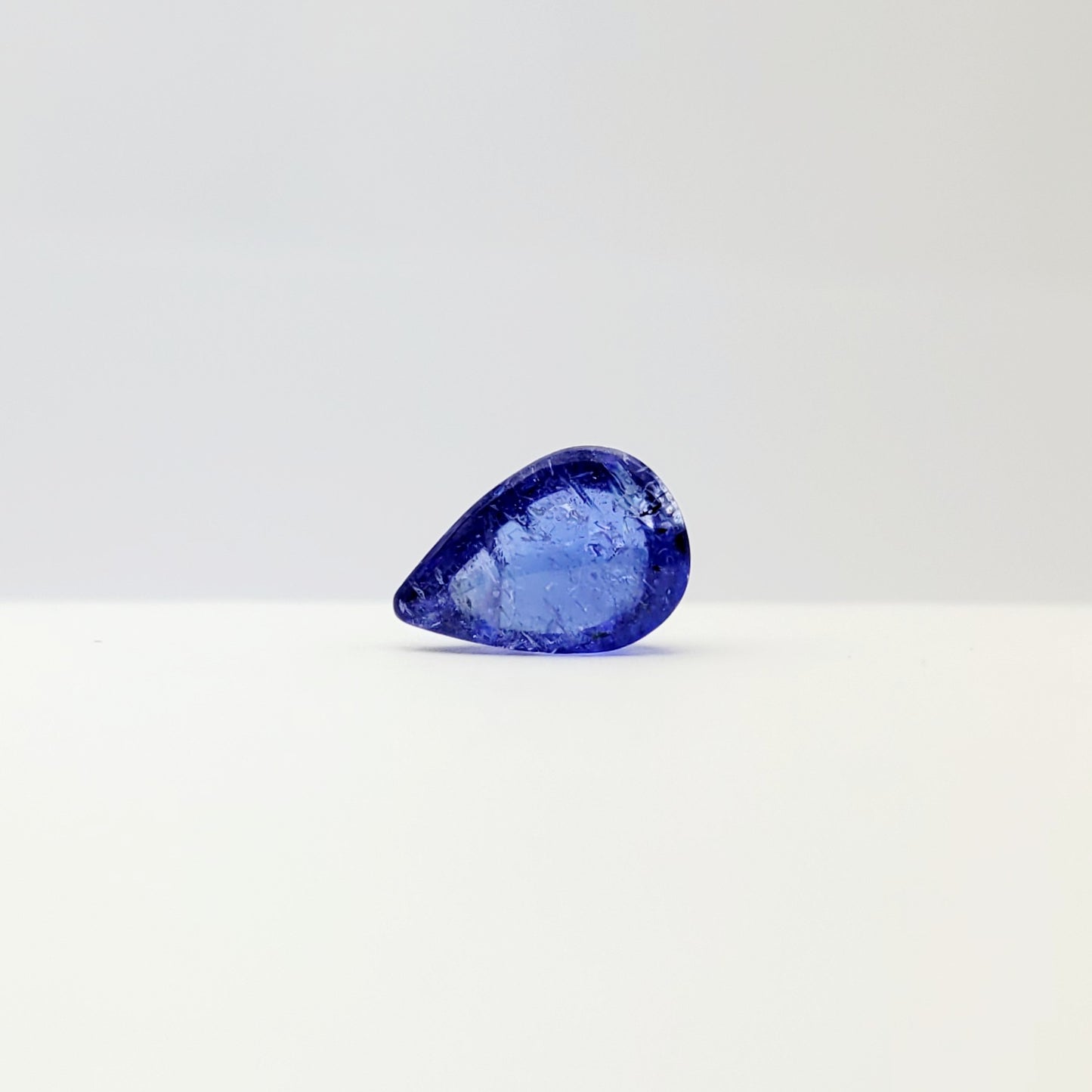 Tropfenförmiger Tansanit-Cabochon mit atemberaubender blauer, glänzend polierter Oberfläche