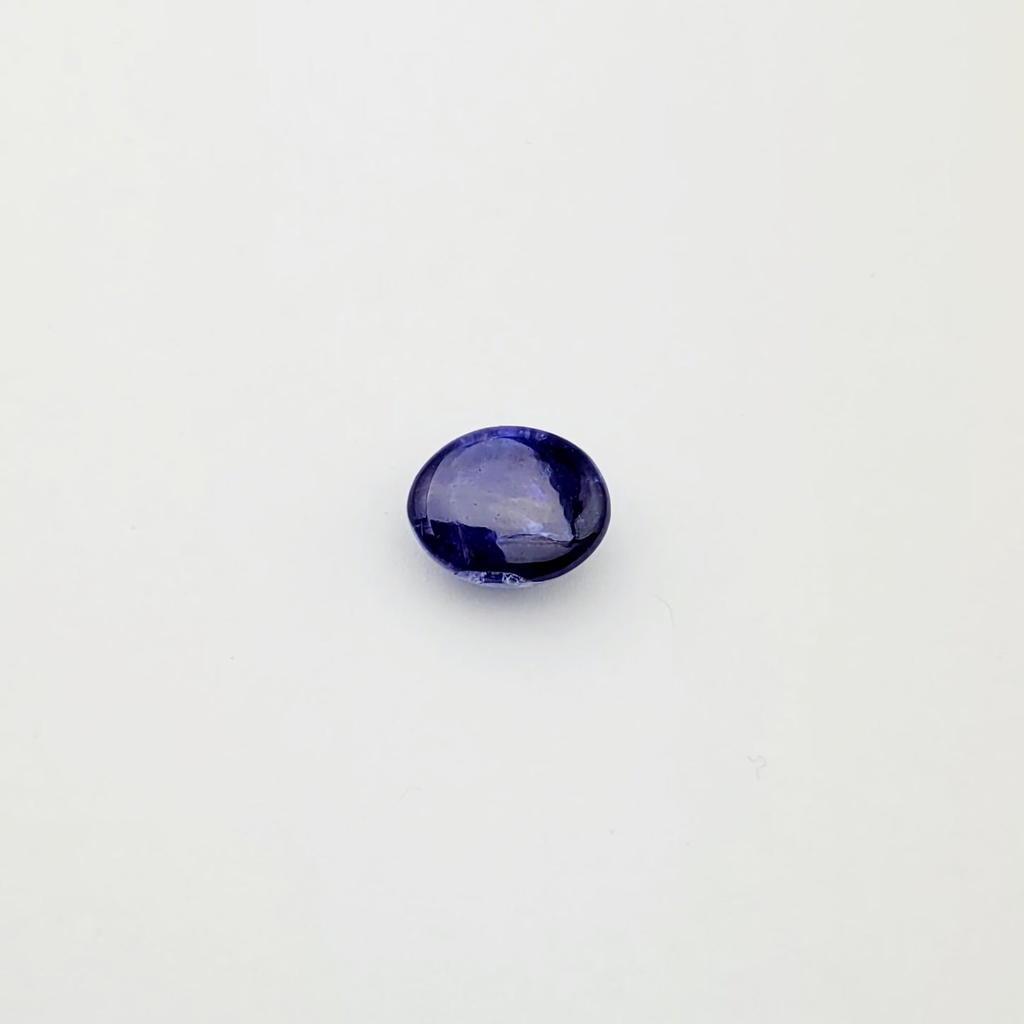 Einzigartiger Tansanit-Edelstein mit ovaler Form und intensiver blauer Farbe