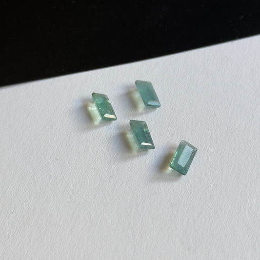 Faszinierender seegrüner Apatit im Baguetteschliff, ca. 10 x 5 mm