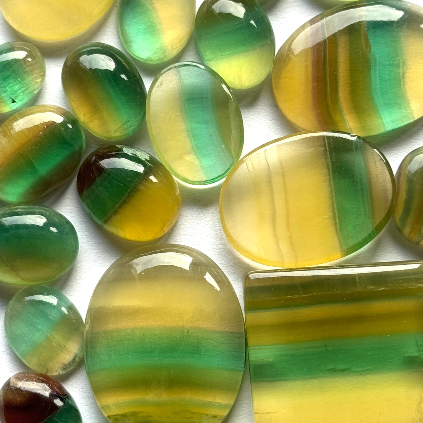 Fluorite with Great colours Gradient / 5 Pieces Per Bag - Different Sizes Approx. 5 mm to 36 mm