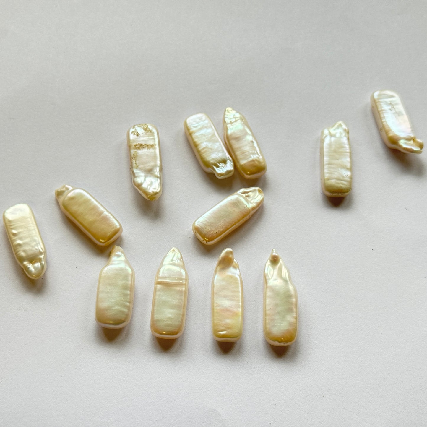 5 Pieces Beautiful Rare Elaborate White Long Pearls With 2 Holes For Jewellery