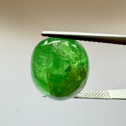 Experience the exoticism of natural Tsavorit 17,3mm x 13,0mm 17,12cts