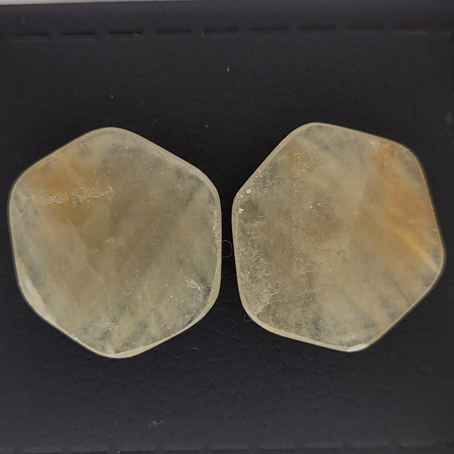 Saphir-Paar im Rosenschliff mit flacher Rückseite