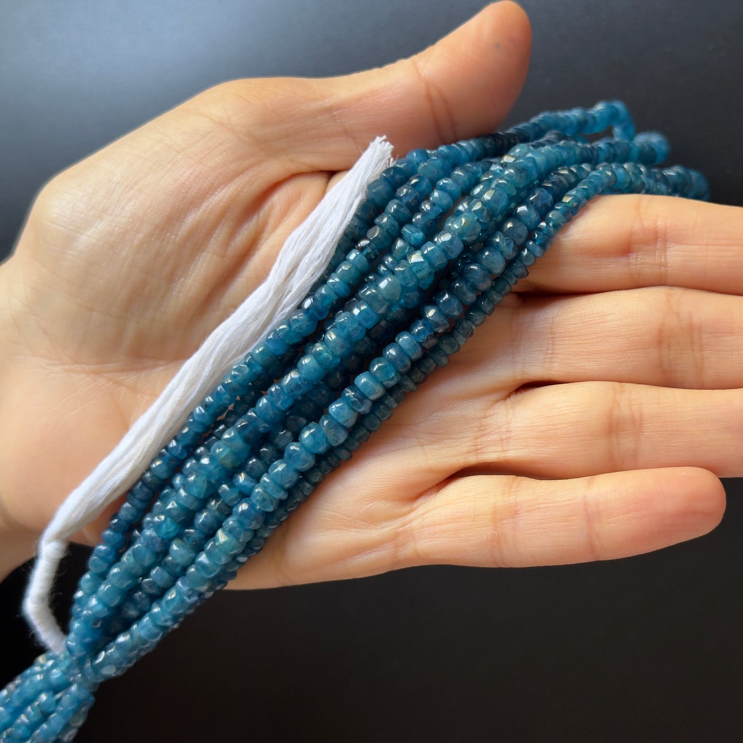 Wunderschöner blauer Apatit, handgeschliffen in ausgefallene Rondellperlen