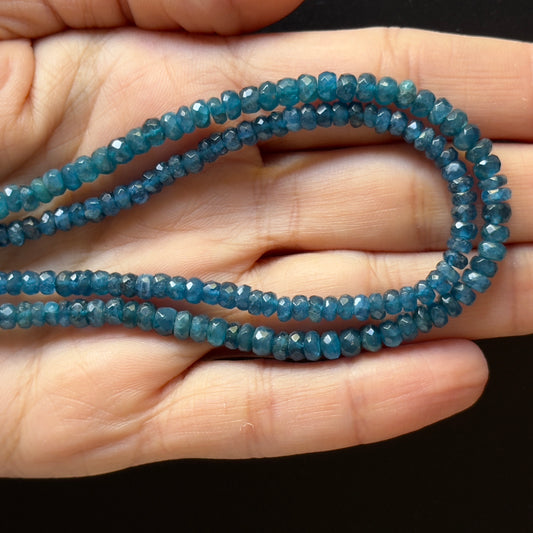 Natürlicher funkelnder Rondell-Apatit-Perlenstrang facettiert