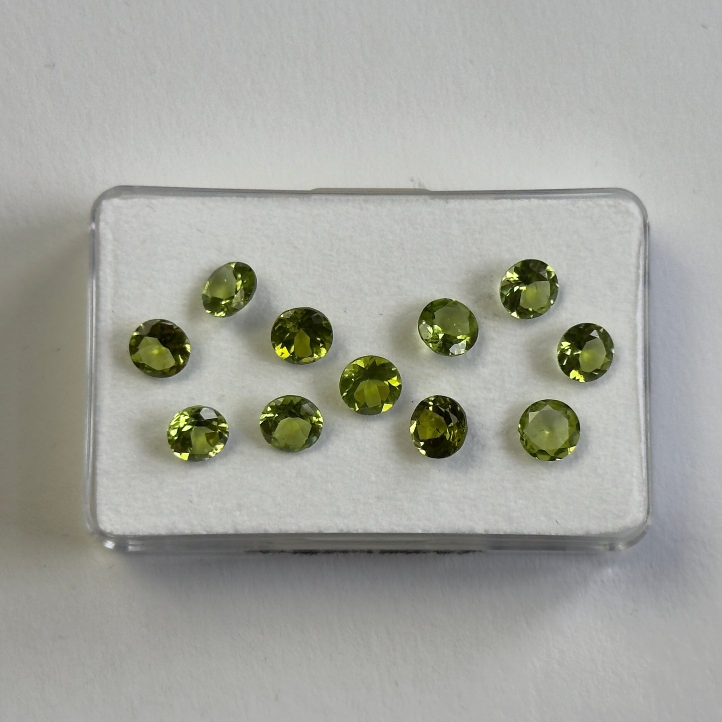 Grüner Peridot, rund, Brillantschliff, 6 mm