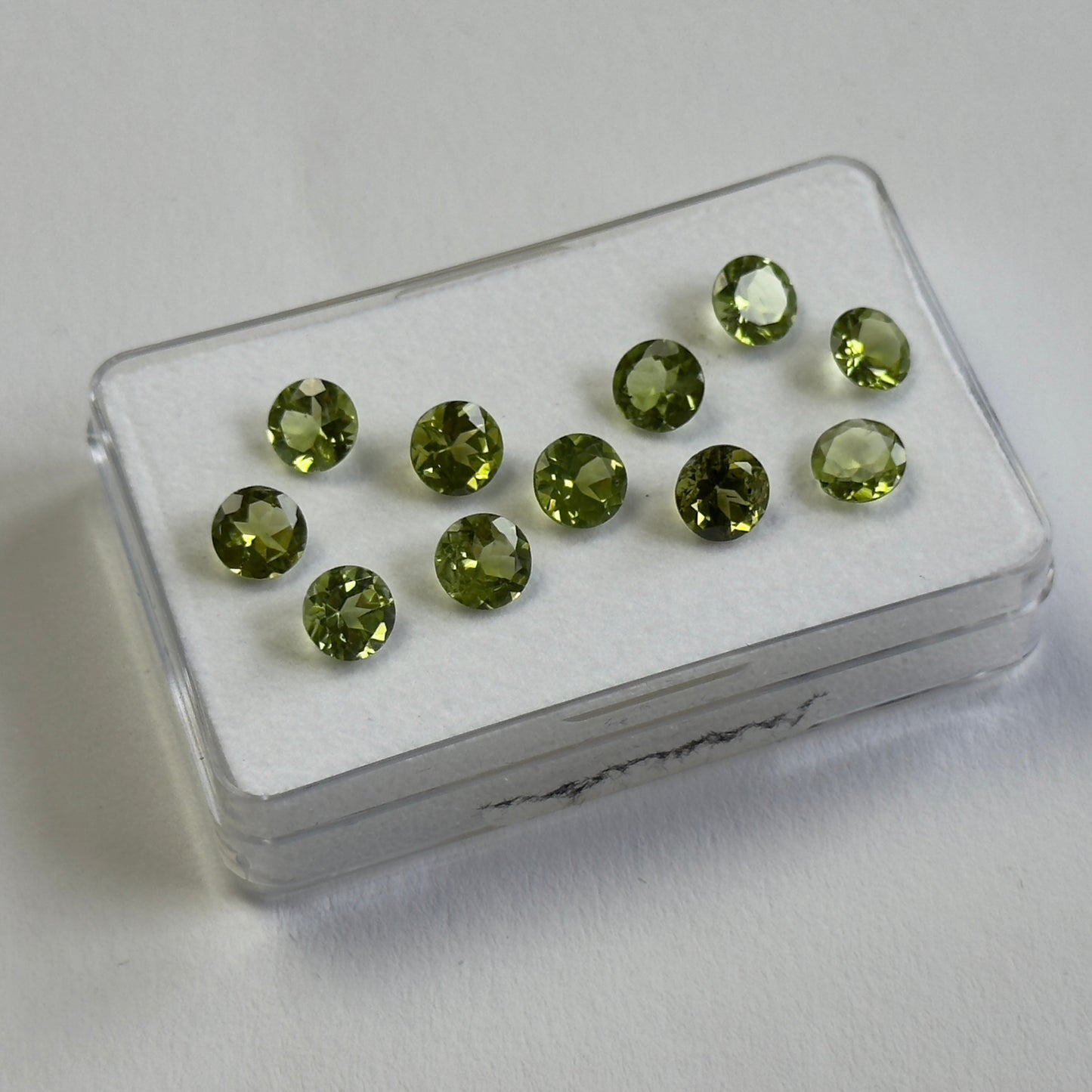 Grüner Peridot, rund, Brillantschliff, 6 mm