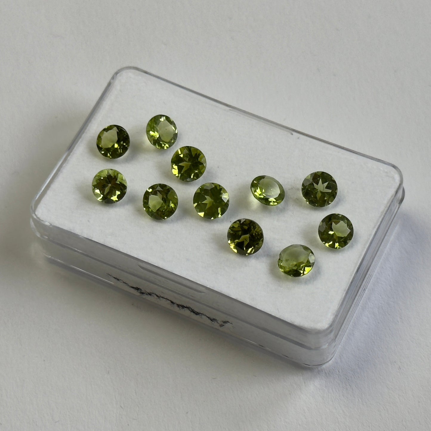 Grüner Peridot, rund, Brillantschliff, 6 mm
