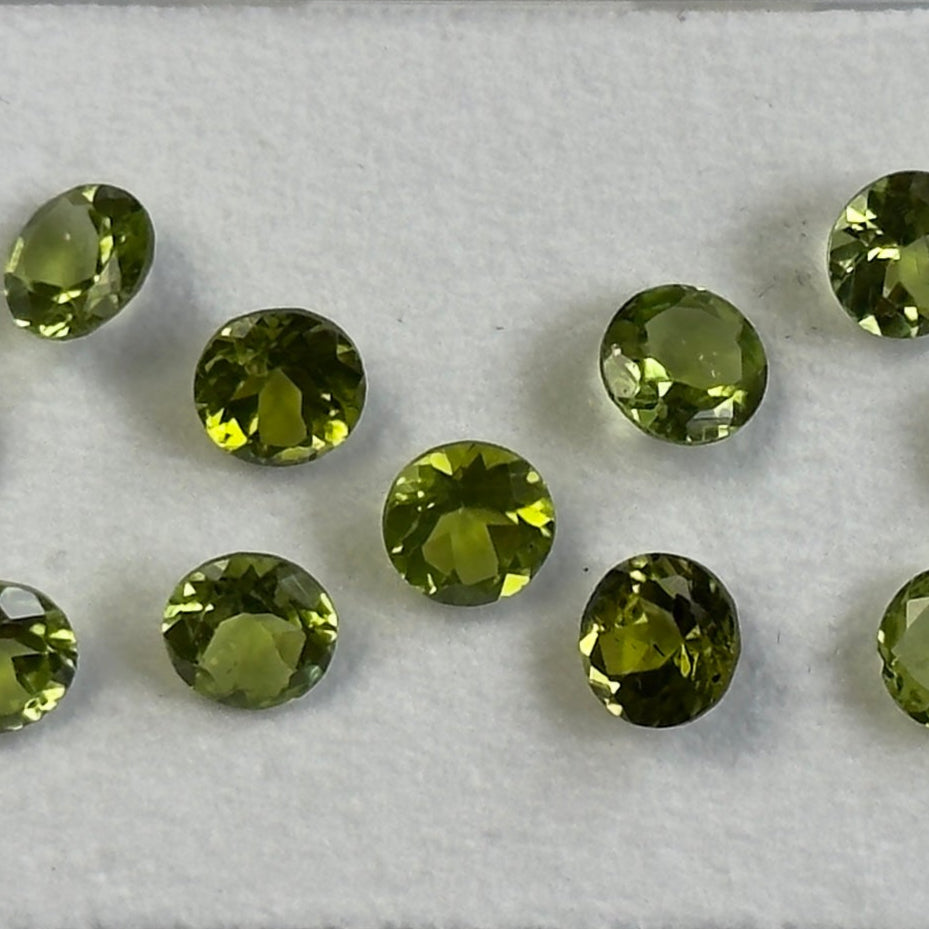 Grüner Peridot, rund, Brillantschliff, 6 mm
