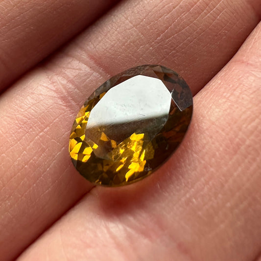 Beautiful warm golden brown Tourmaline, 7.50 cts, 15.8x 11.8x 7.4 mm , Oval