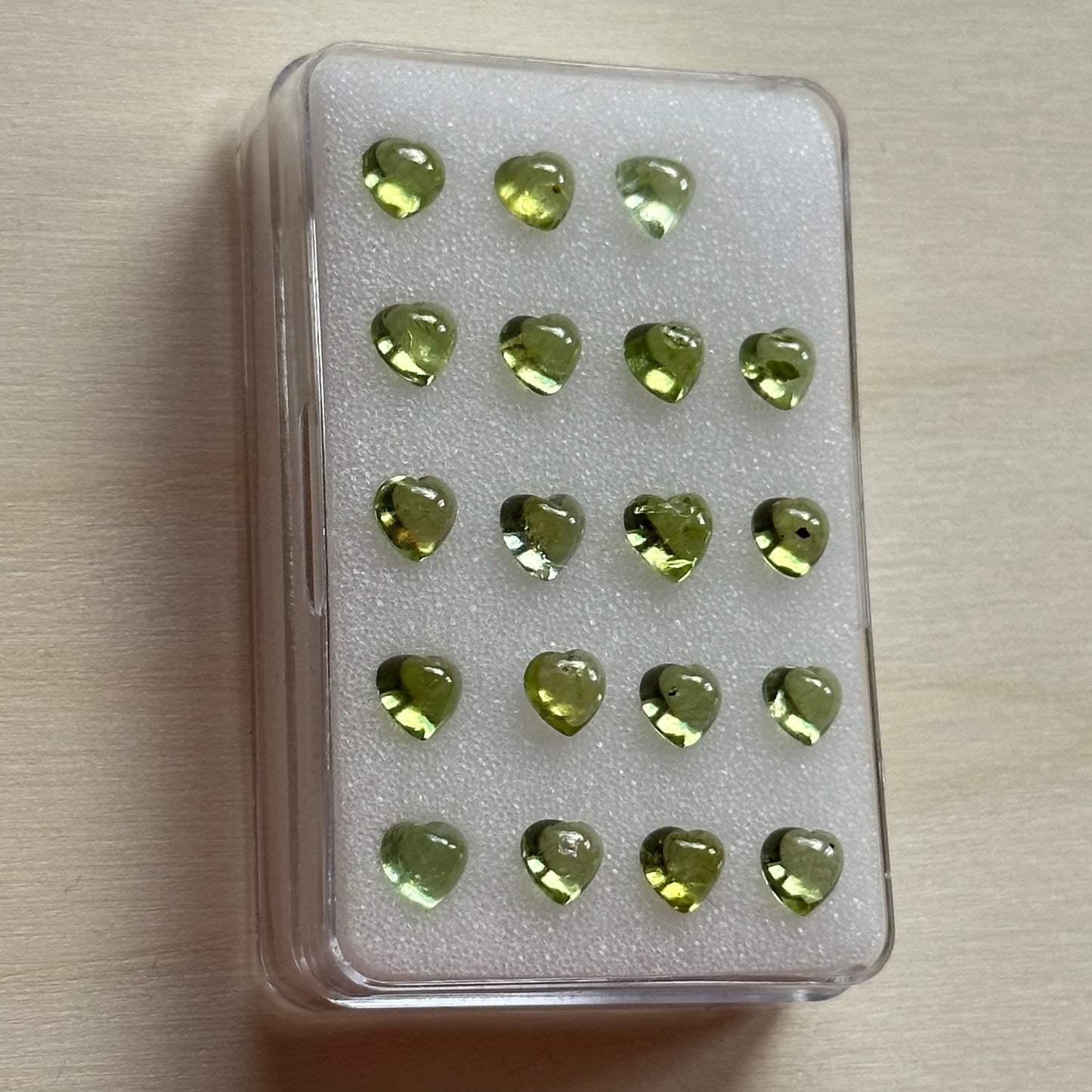 Peridot Herzförmige Cabochons 3,5-5mm