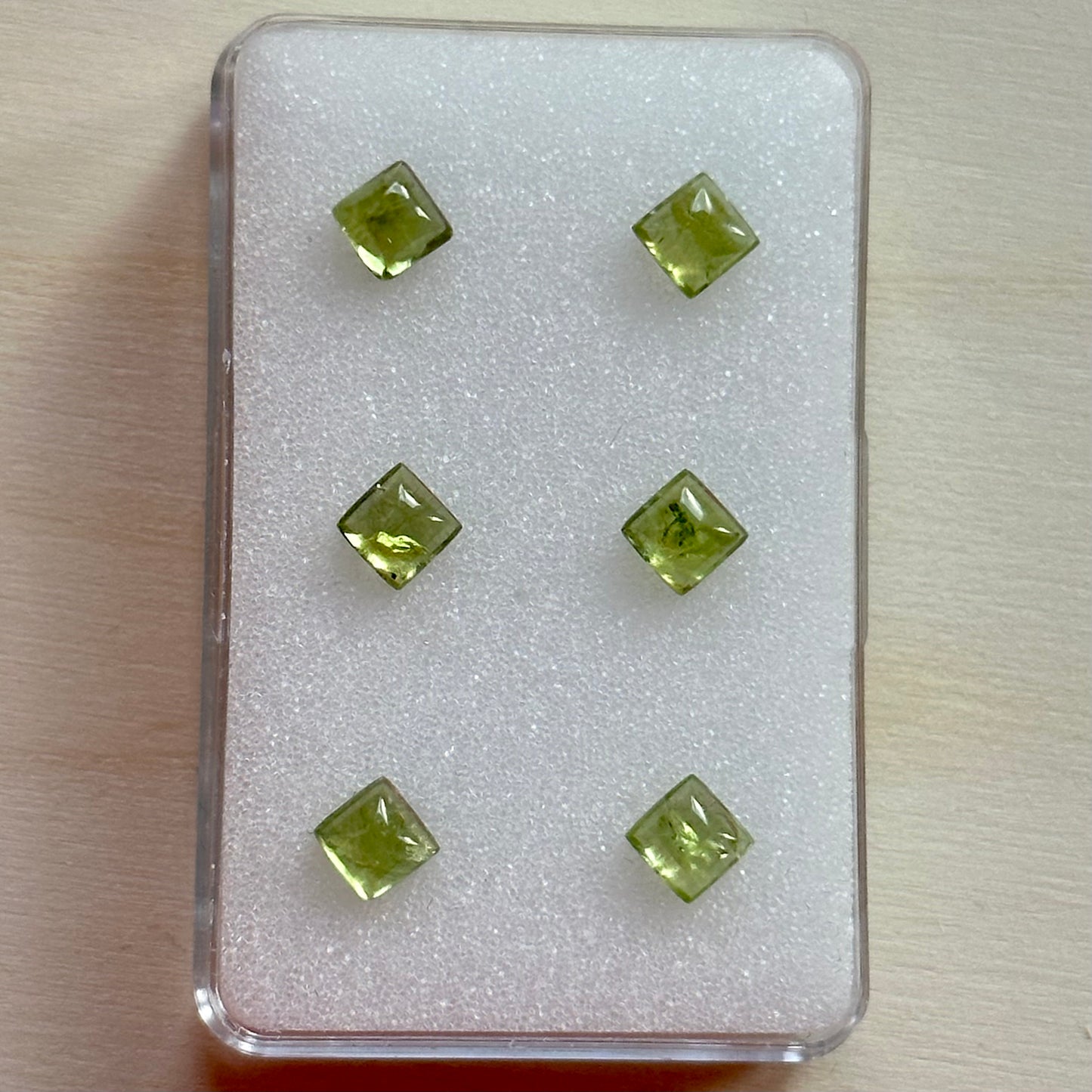 Peridot Pyramide Quadrat Cabochon 5x5mm