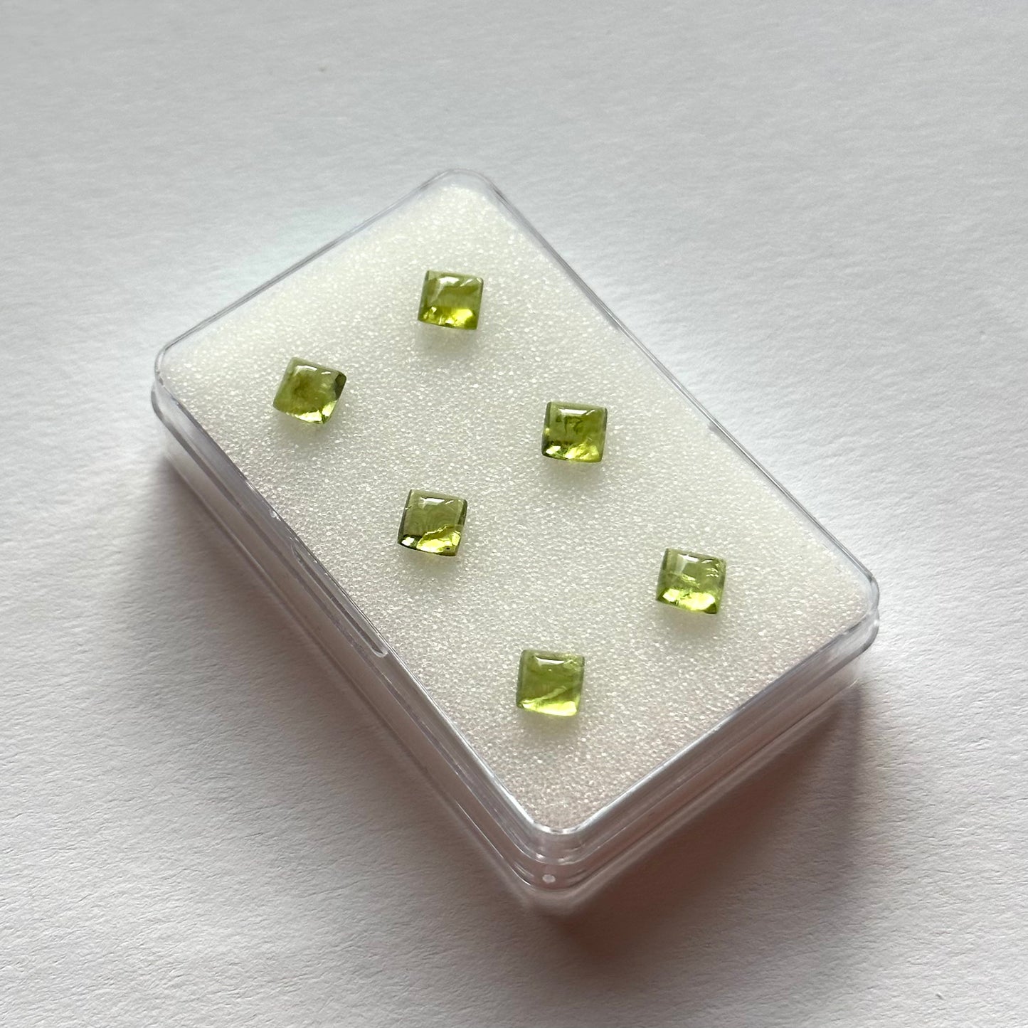 Peridot Pyramide Quadrat Cabochon 5x5mm