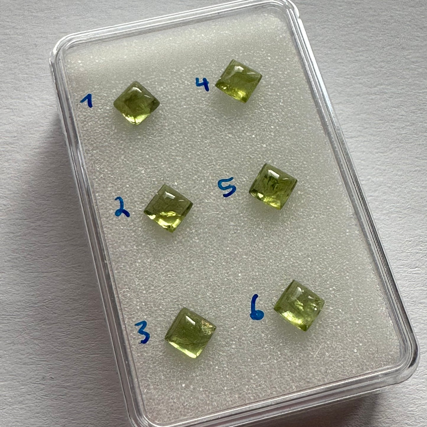 Peridot Pyramide Quadrat Cabochon 5x5mm