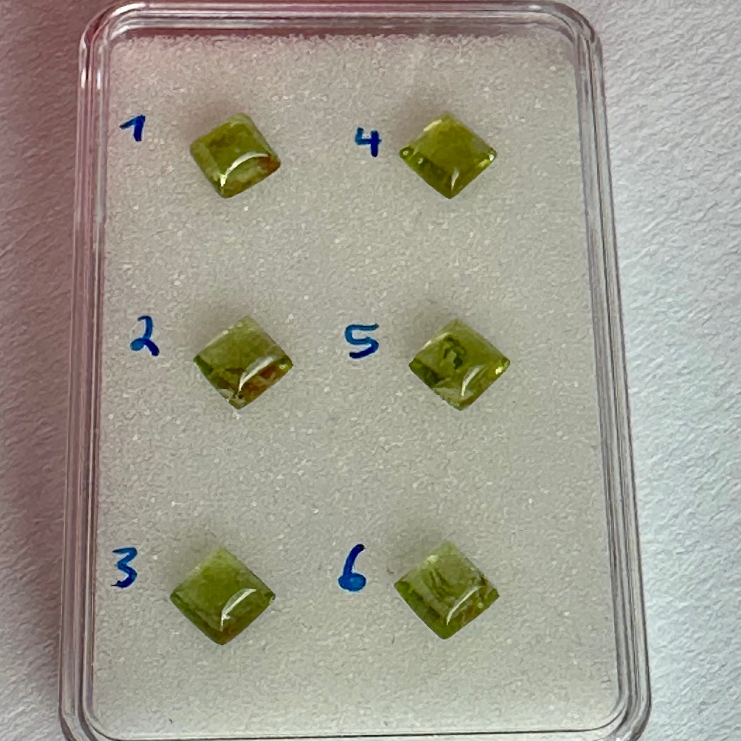 Peridot Pyramide Quadrat Cabochon 5x5mm