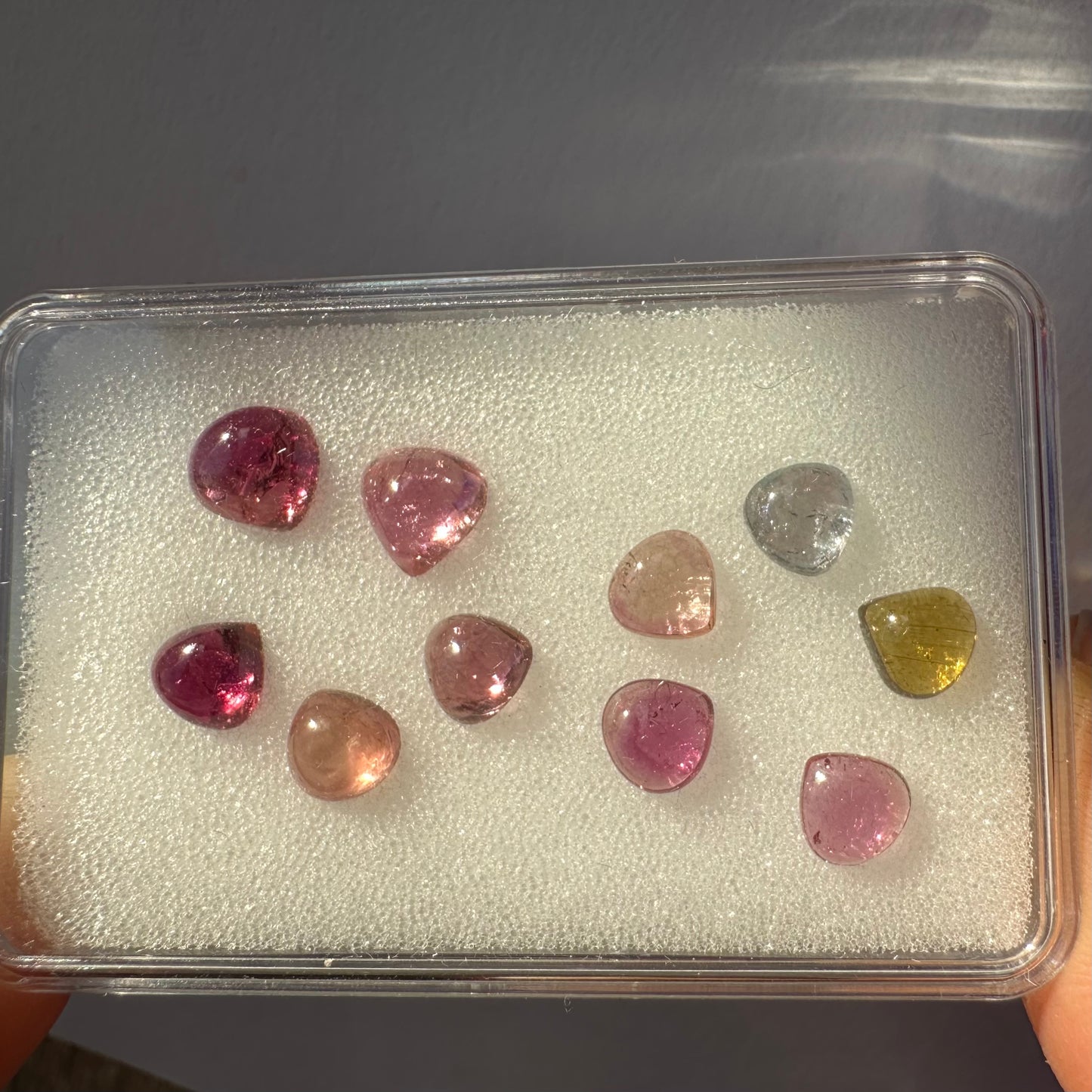 1 Turmalin Tropfenförmige Cabochons 6-7mm mit Einschlüssen