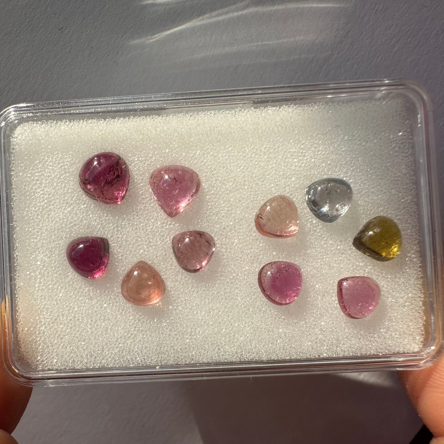 1 Turmalin Tropfenförmige Cabochons 6-7mm mit Einschlüssen