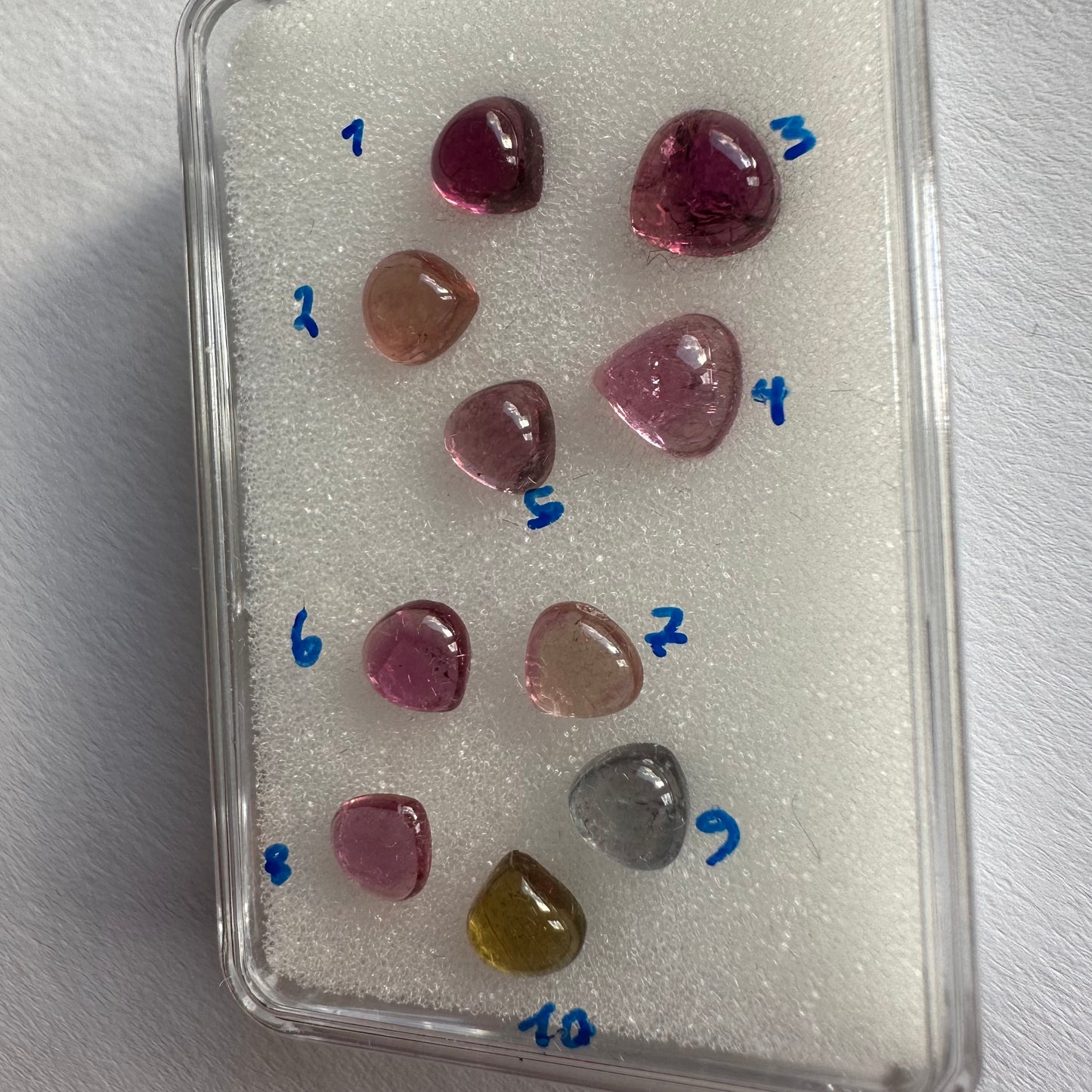 1 Turmalin Tropfenförmige Cabochons 6-7mm mit Einschlüssen