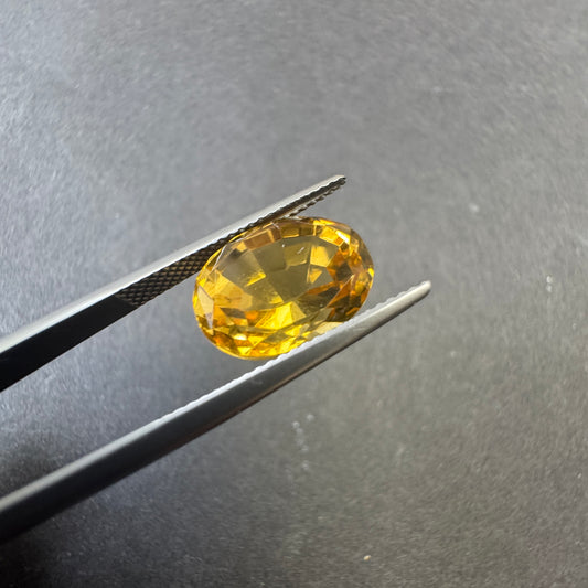 Sonniger, sommerlicher, gelber Citrin, oval, 8,62 ct, 13,6 x 10,3 x 9,7 mm