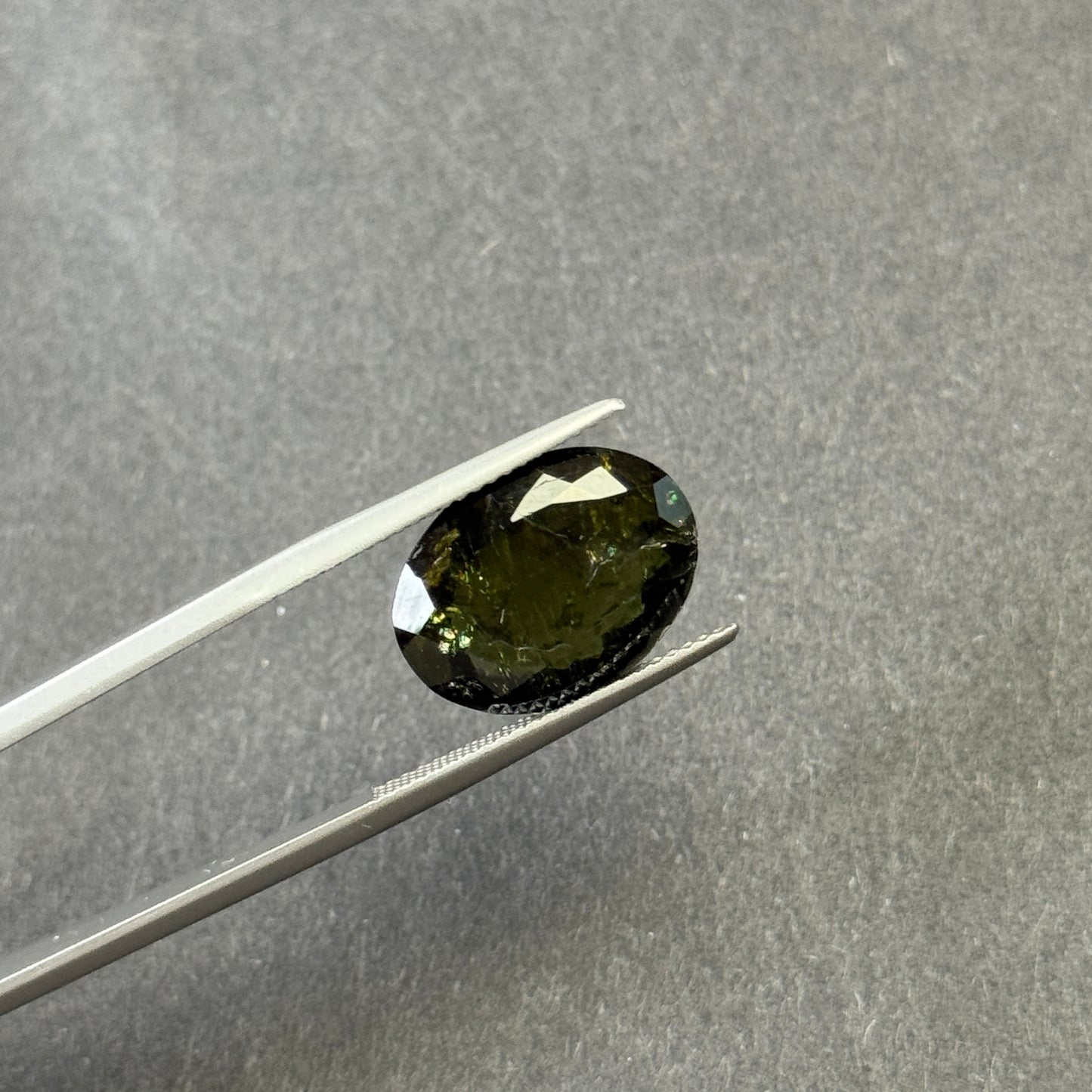 Stimmungsvoller Waldgrüner facettierter Turmalin oval 8,03 ct 15,8 x 12,0 x 6,0 mm