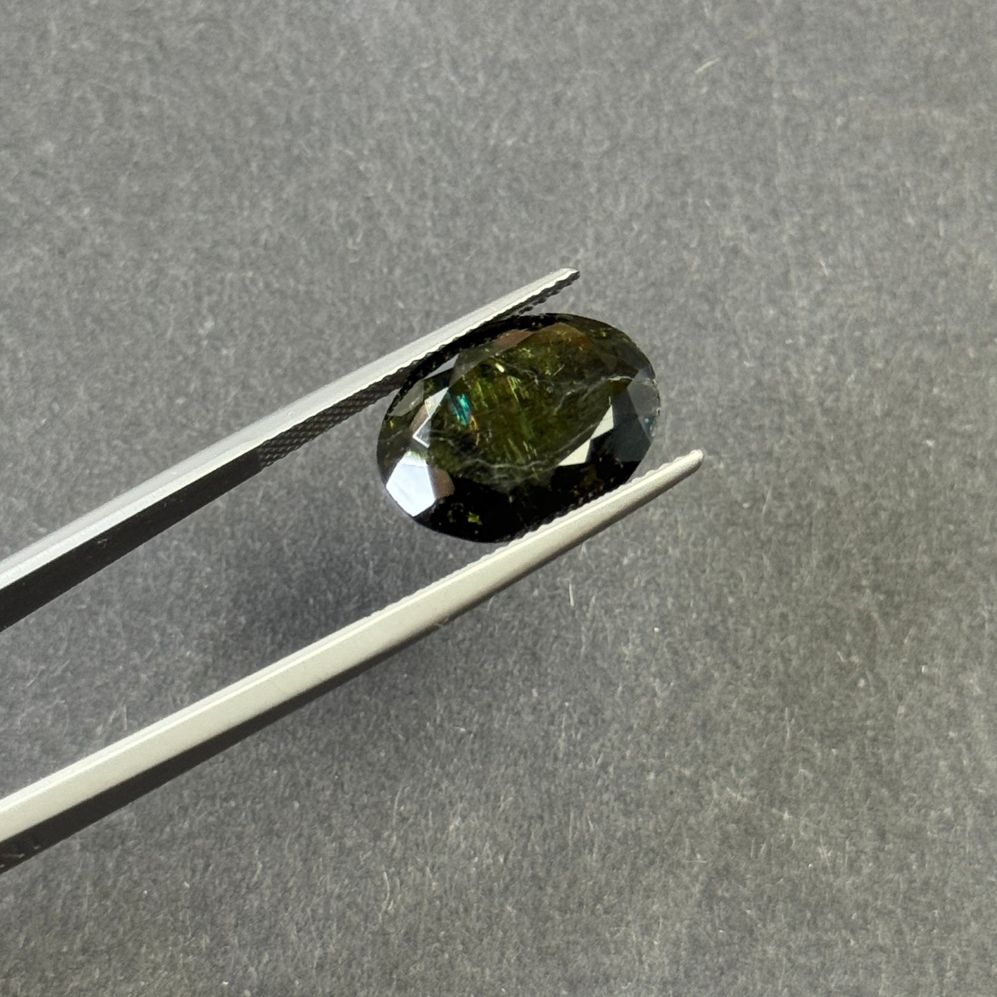 Stimmungsvoller Waldgrüner facettierter Turmalin oval 8,03 ct 15,8 x 12,0 x 6,0 mm