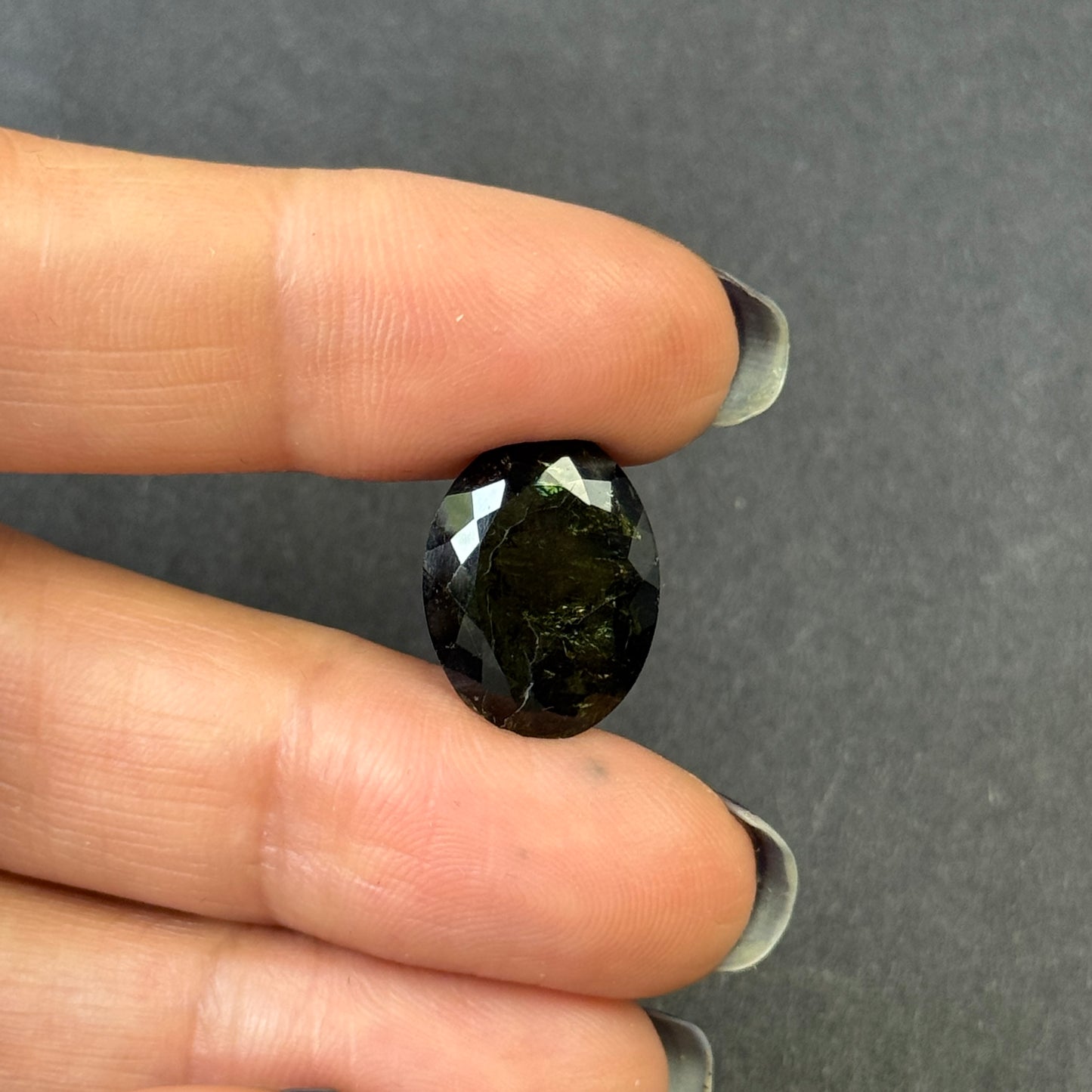 Stimmungsvoller Waldgrüner facettierter Turmalin oval 8,03 ct 15,8 x 12,0 x 6,0 mm