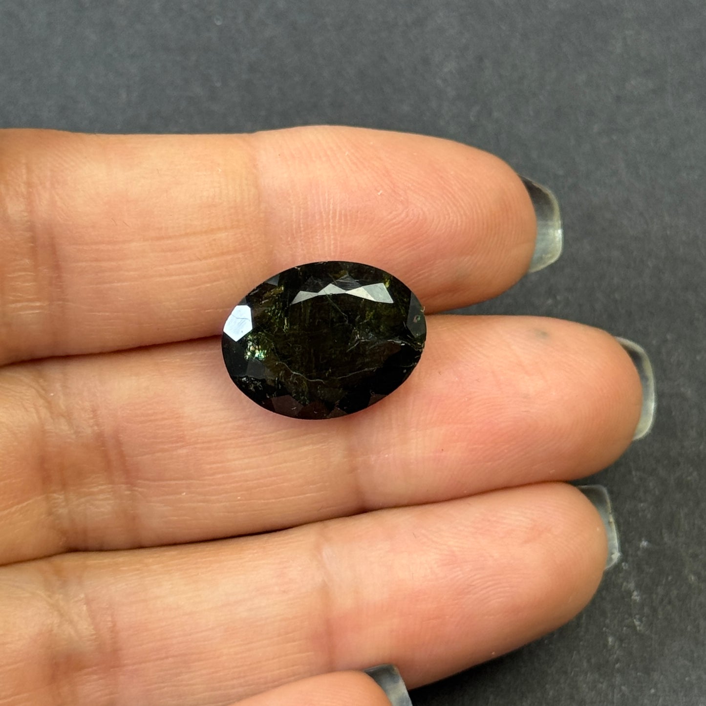 Stimmungsvoller Waldgrüner facettierter Turmalin oval 8,03 ct 15,8 x 12,0 x 6,0 mm