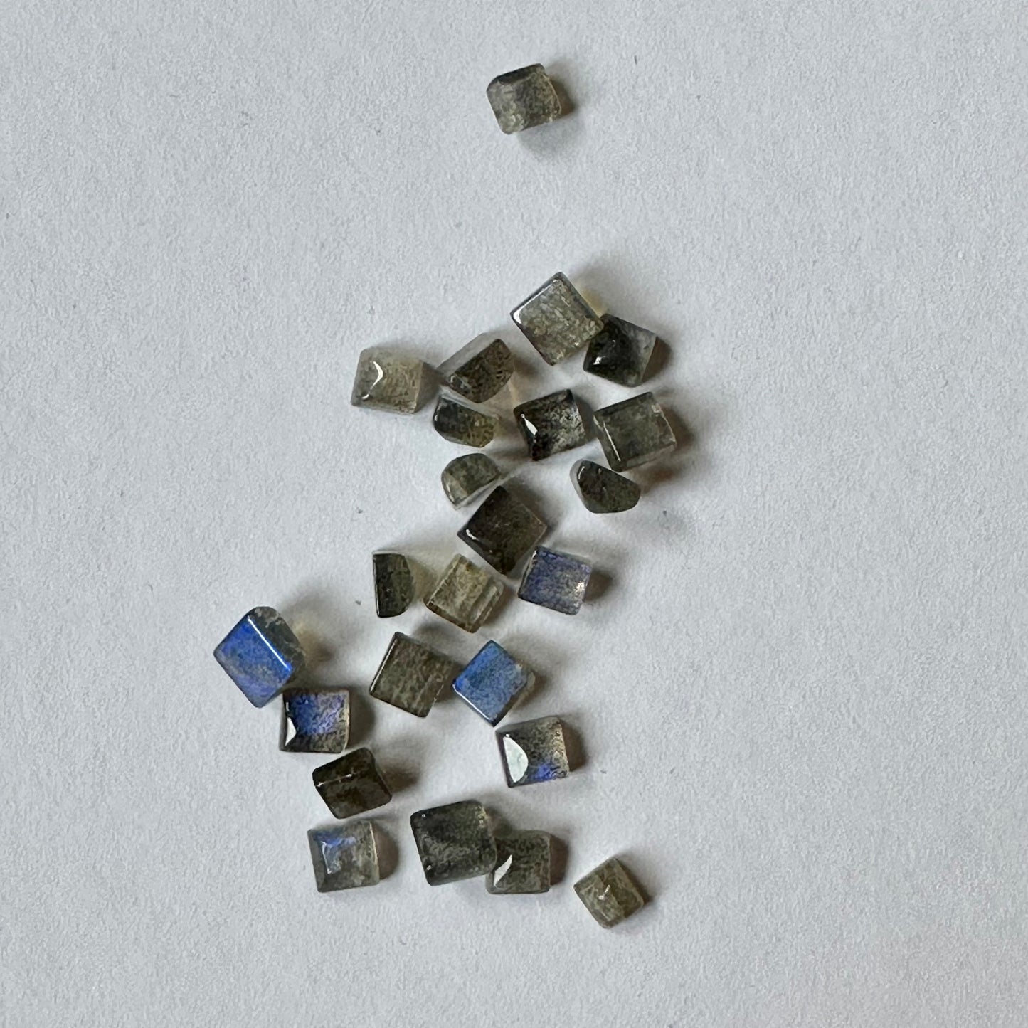 Labradorit, quadratischer Cabochon, glänzende blaue Opaleszenz, 29 g pro Beutel