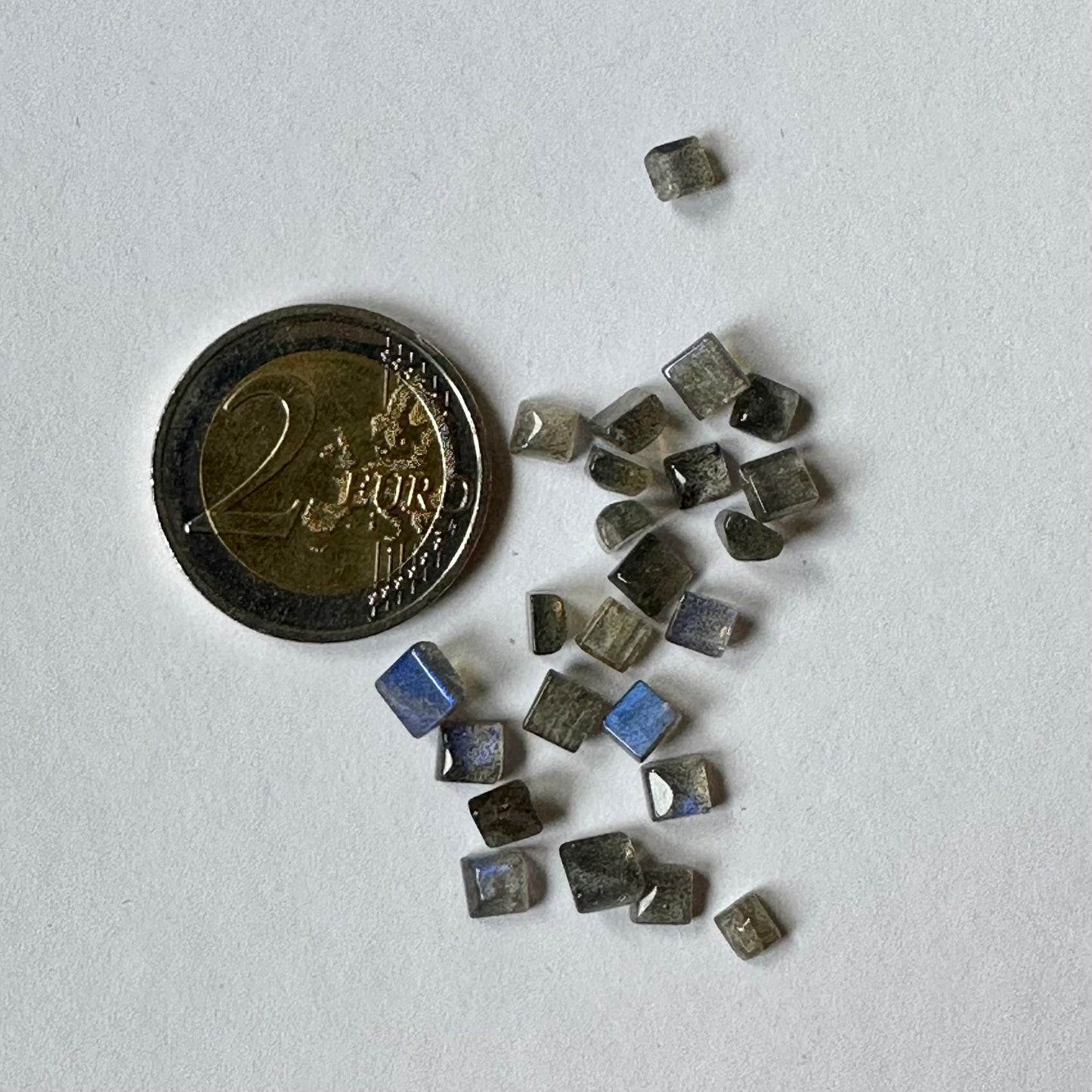 Labradorit, quadratischer Cabochon, glänzende blaue Opaleszenz, 29 g pro Beutel