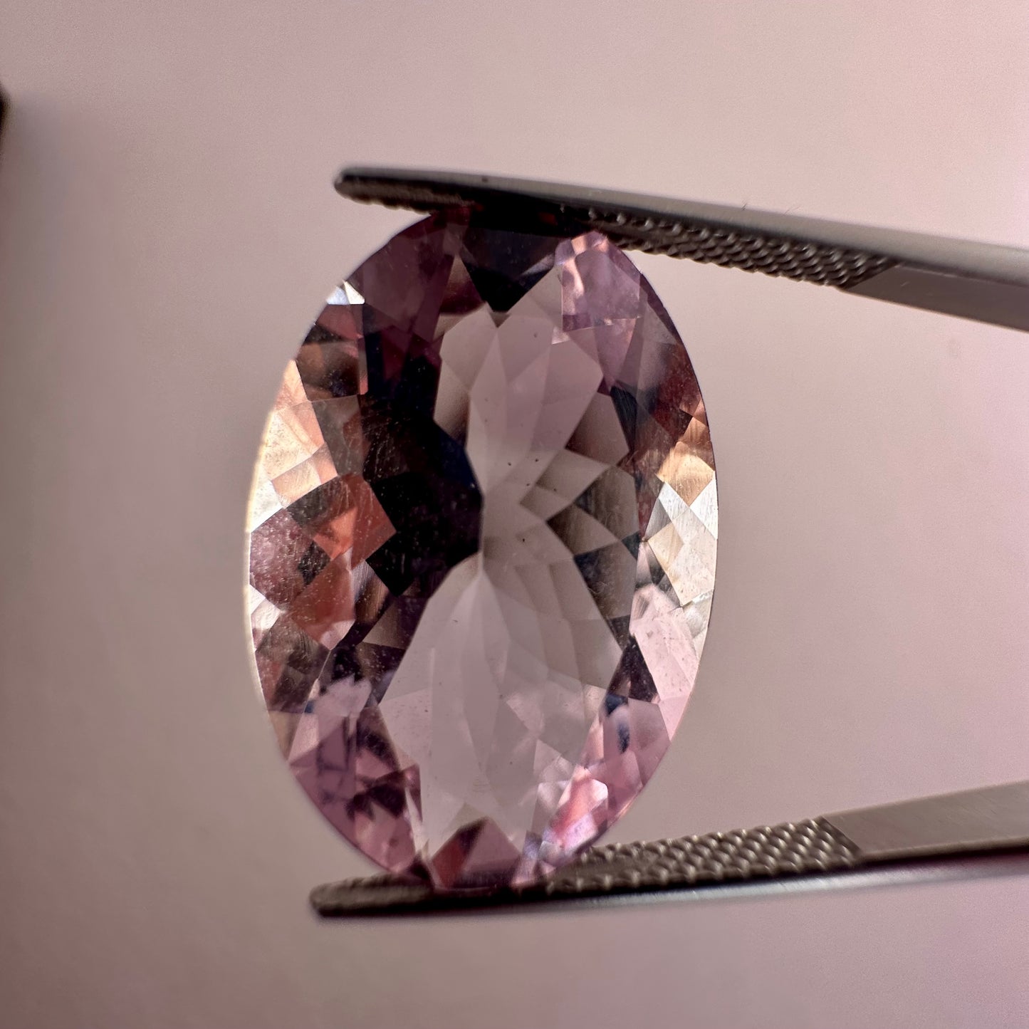 Funkelnder hellvioletter Amethyst