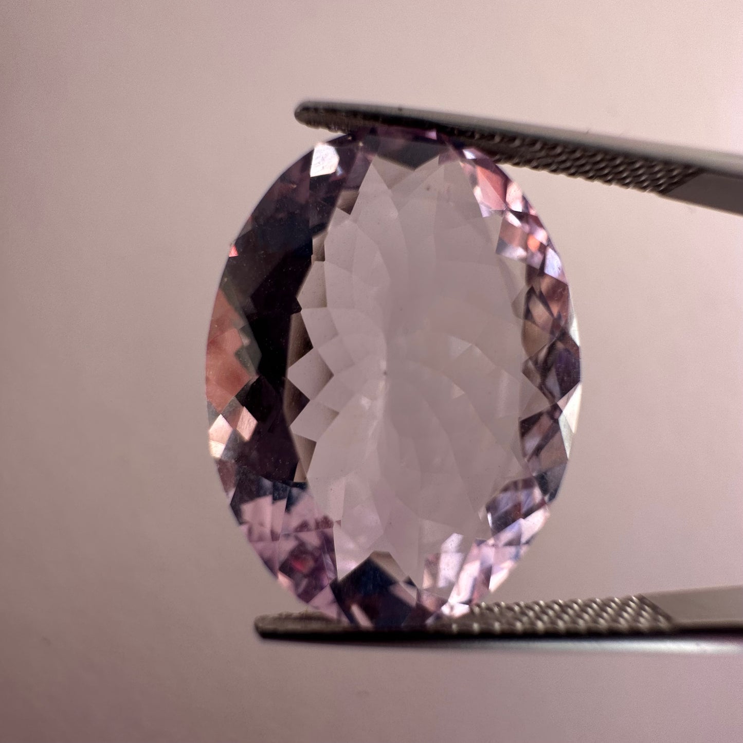 Funkelnder hellvioletter Amethyst