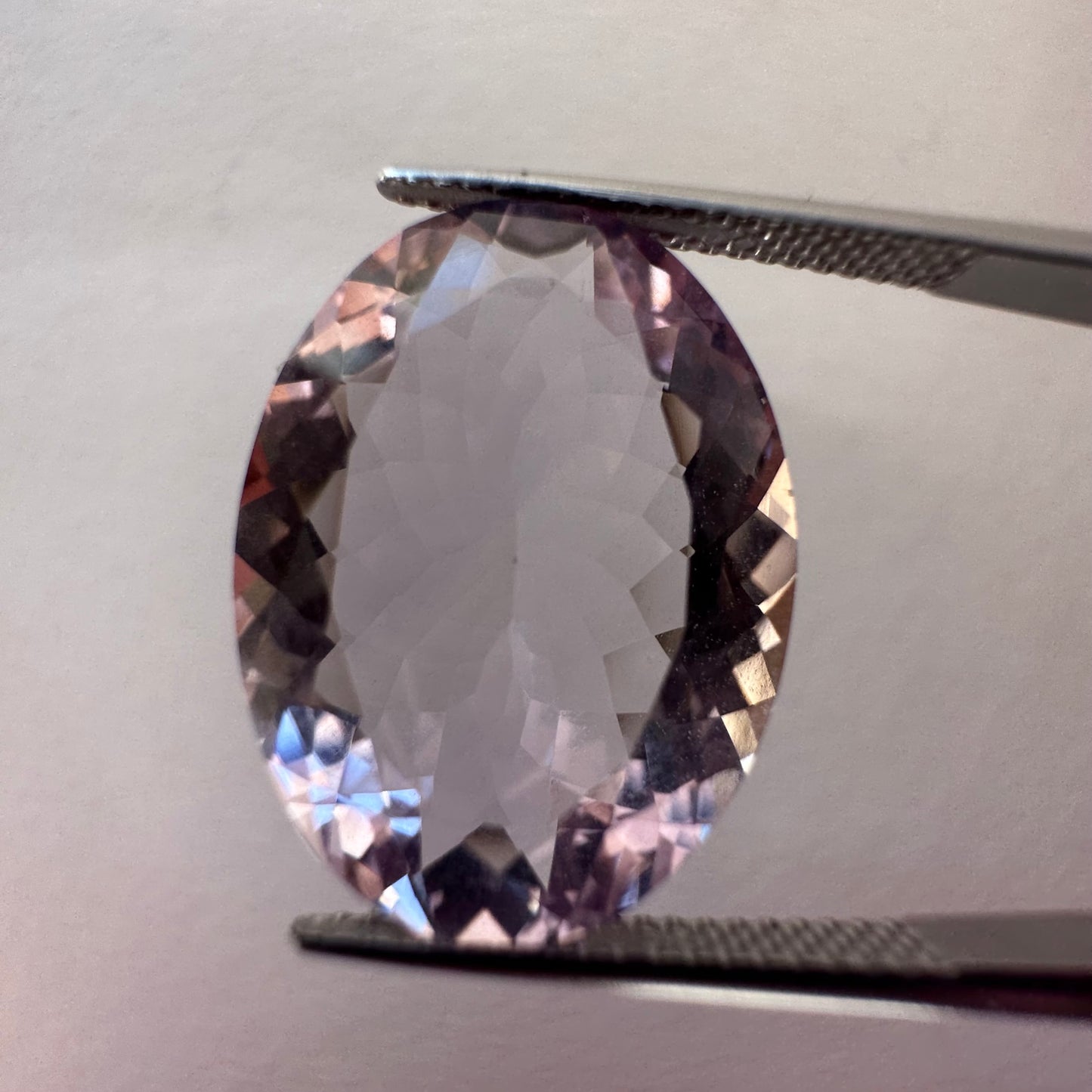 Funkelnder hellvioletter Amethyst