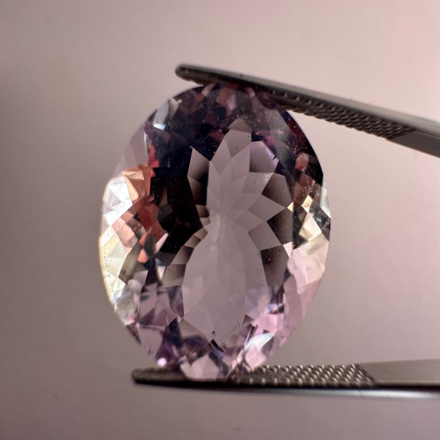 Funkelnder hellvioletter Amethyst