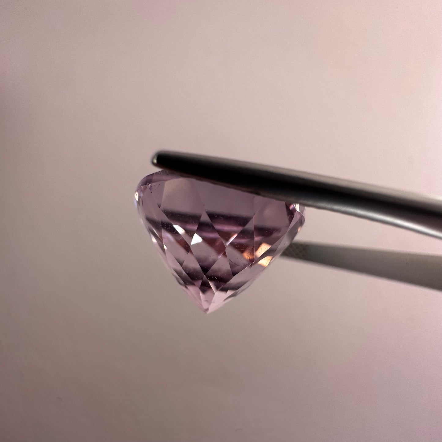 Funkelnder hellvioletter Amethyst