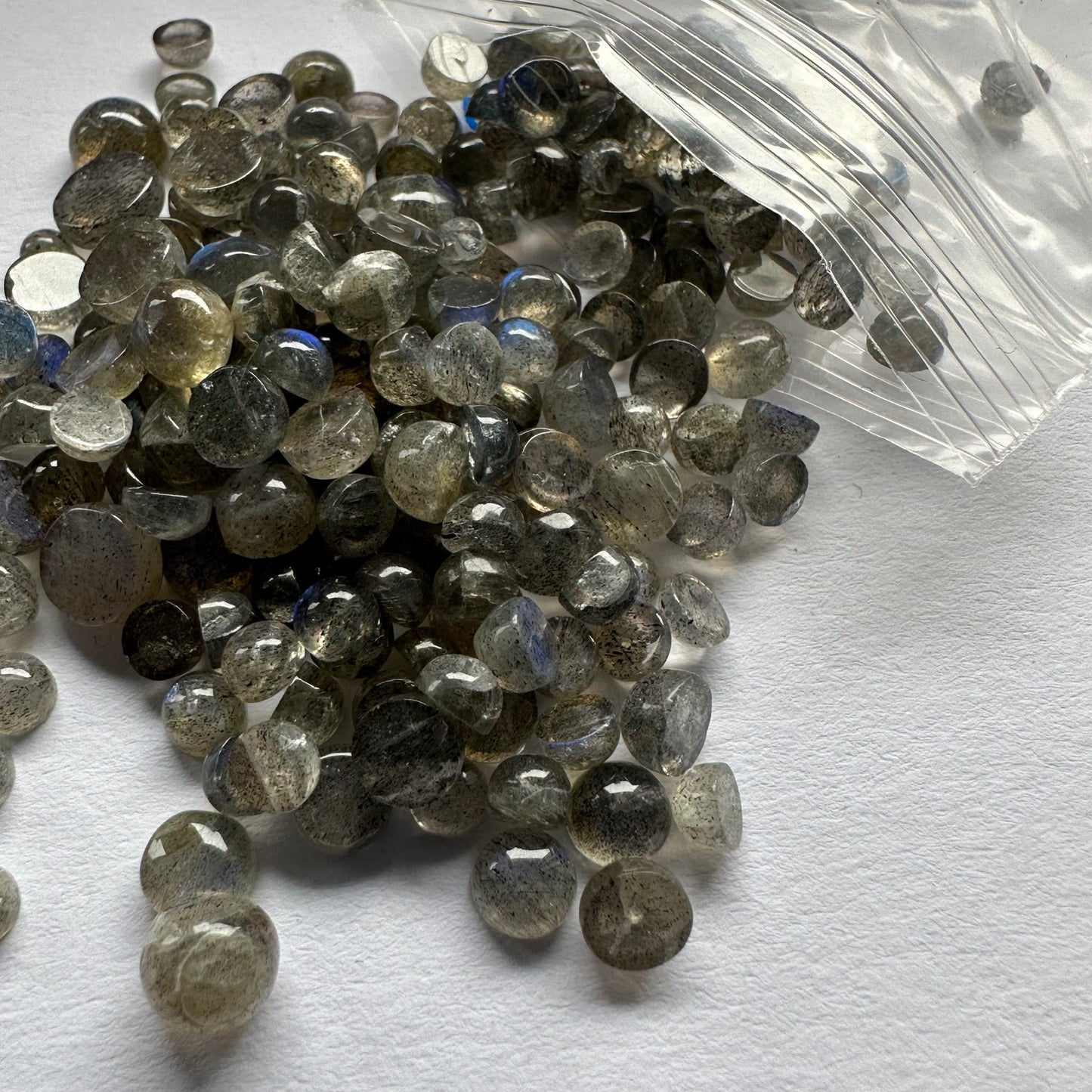Runde Labradorit-Cabochons mit wunderschöner Opaleszenz, 20 g pro Beutel