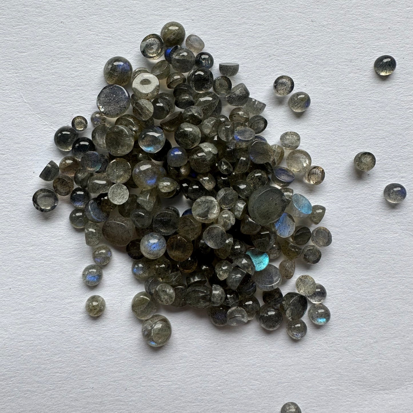 Runde Labradorit-Cabochons mit wunderschöner Opaleszenz, 20 g pro Beutel