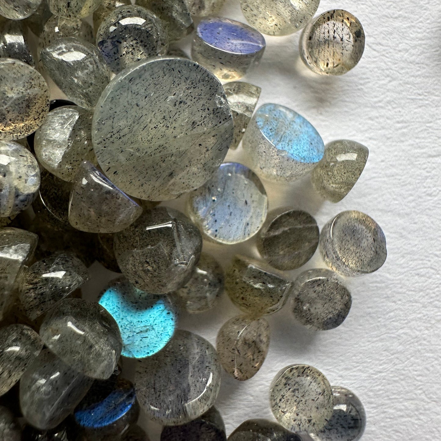 Runde Labradorit-Cabochons mit wunderschöner Opaleszenz, 20 g pro Beutel