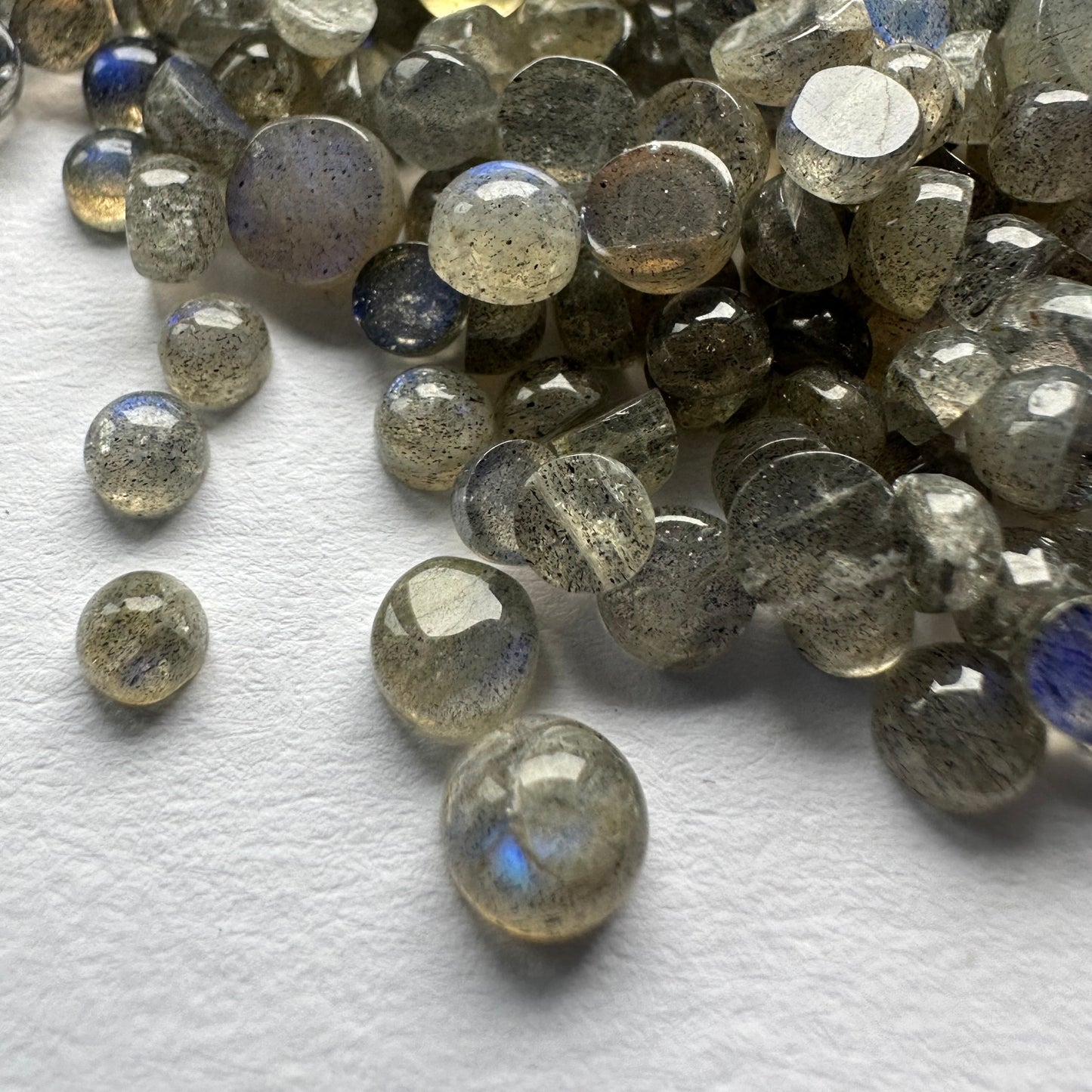 Runde Labradorit-Cabochons mit wunderschöner Opaleszenz, 20 g pro Beutel