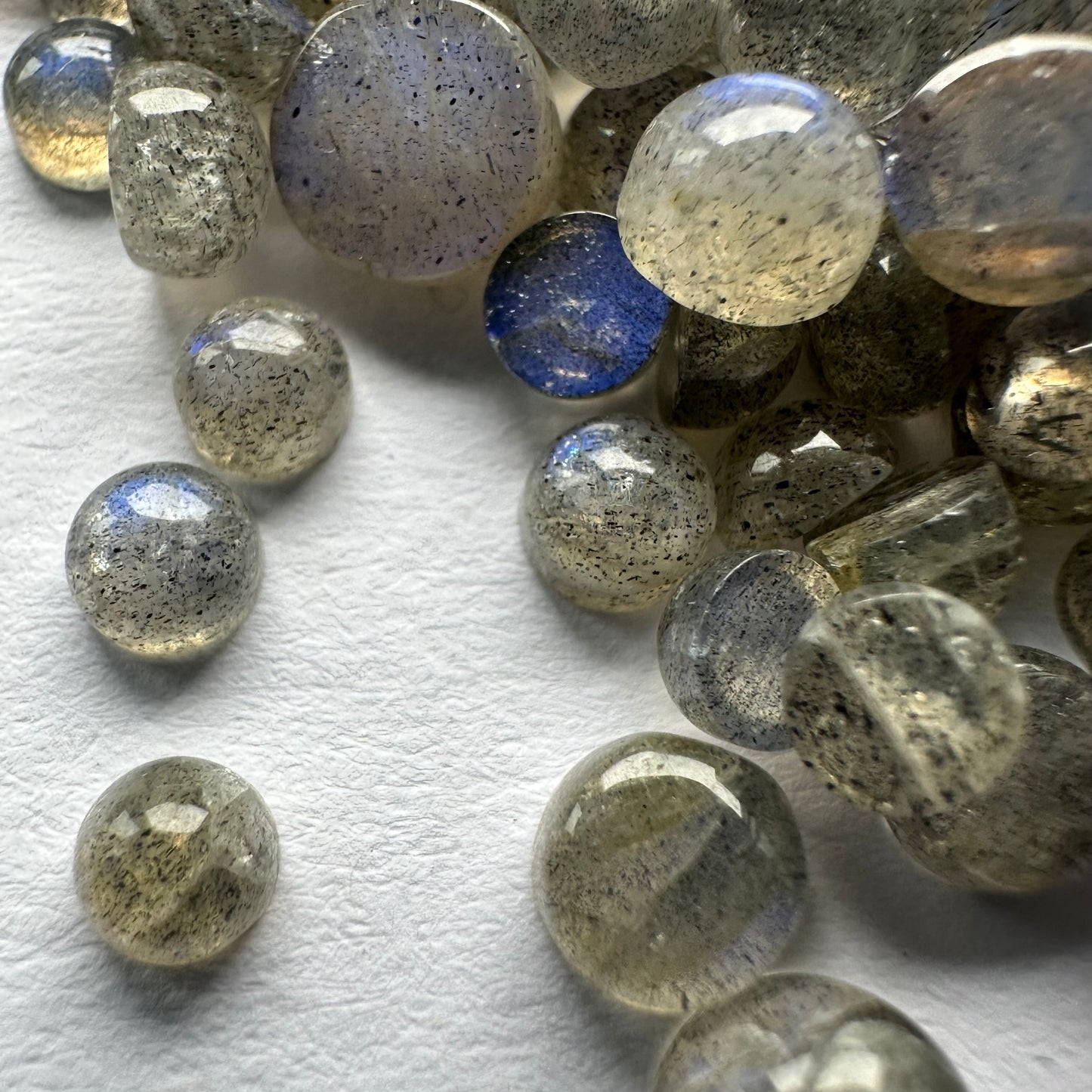 Runde Labradorit-Cabochons mit wunderschöner Opaleszenz, 20 g pro Beutel