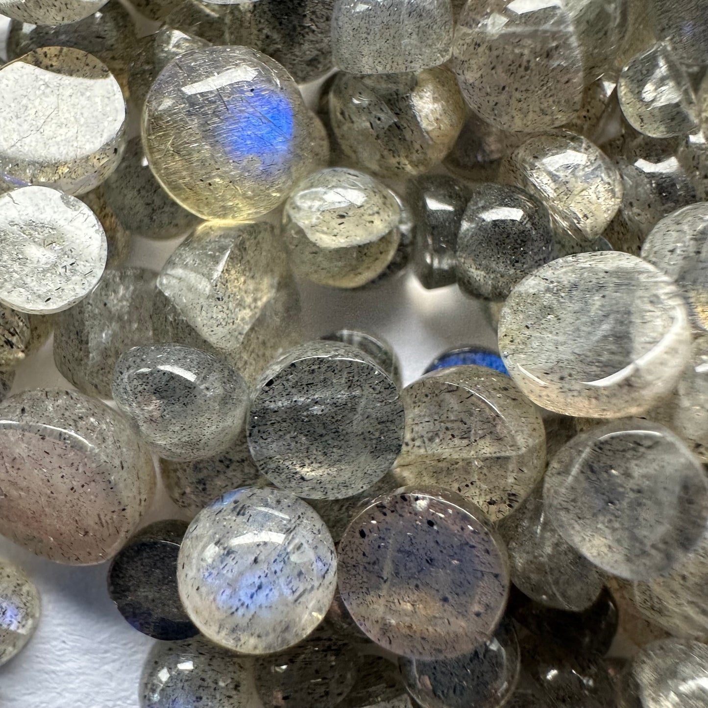 Runde Labradorit-Cabochons mit wunderschöner Opaleszenz, 20 g pro Beutel