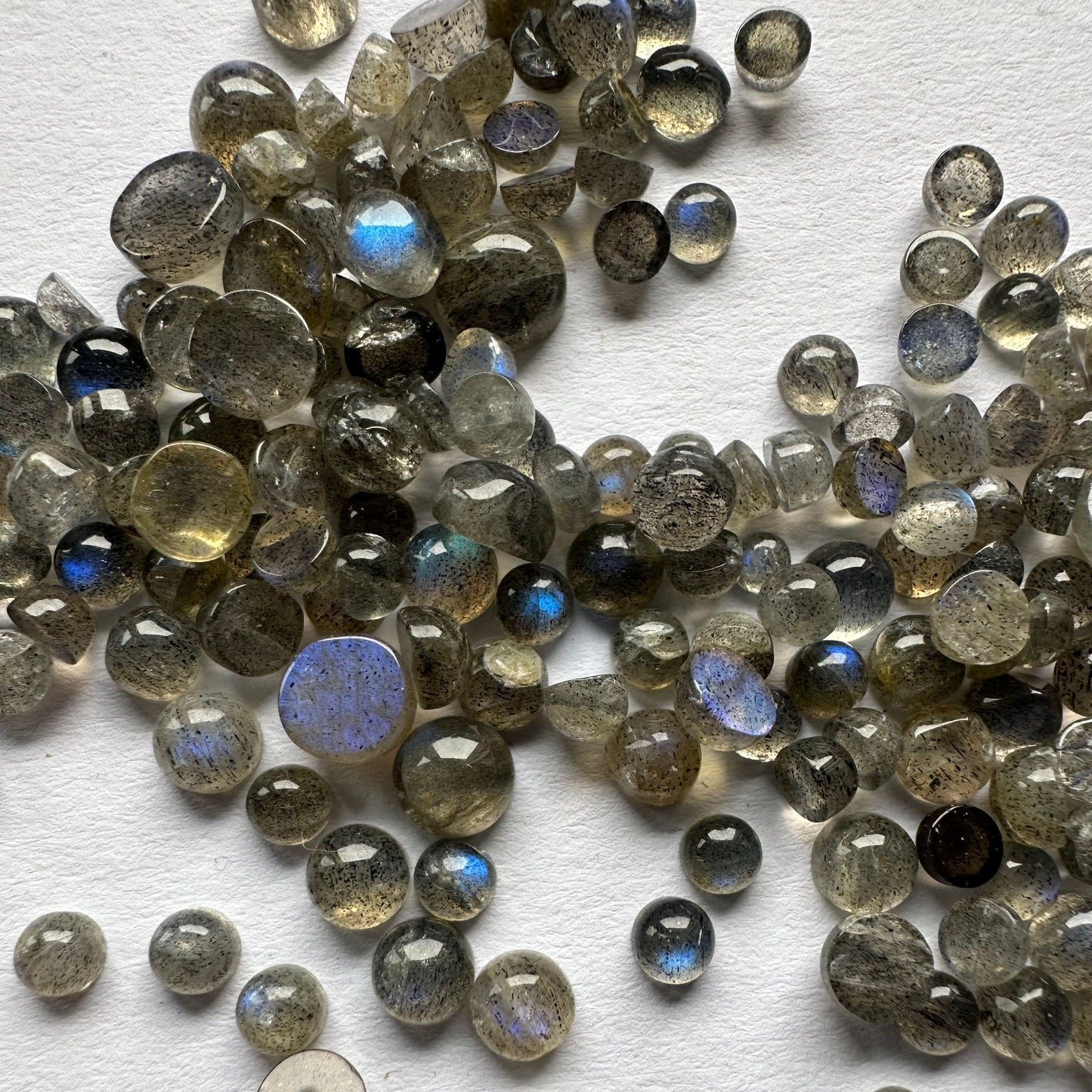 Runde Labradorit-Cabochons mit wunderschöner Opaleszenz, 20 g pro Beutel