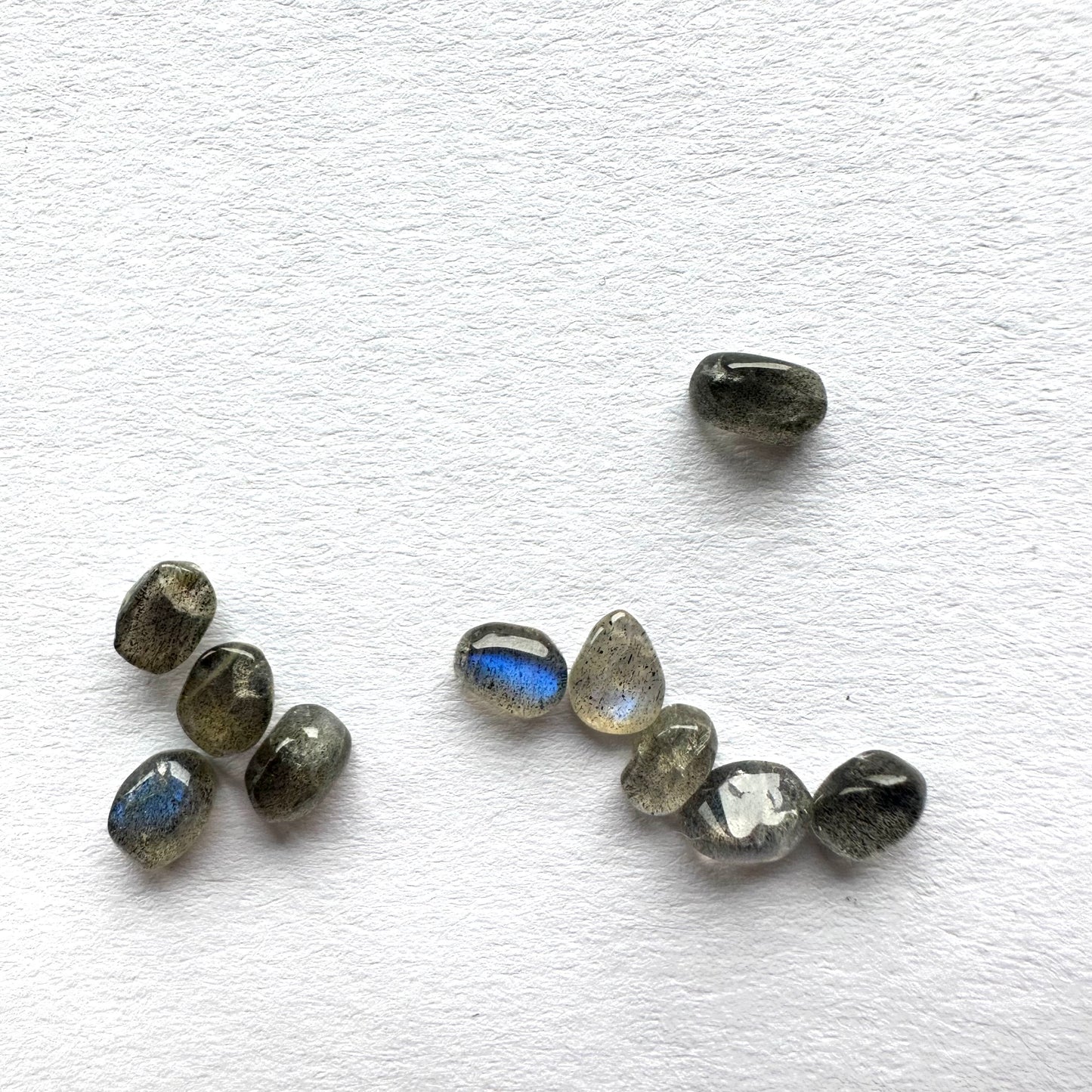 Faszinierende Labradorit-Cabochons, 10 Stück pro Beutel